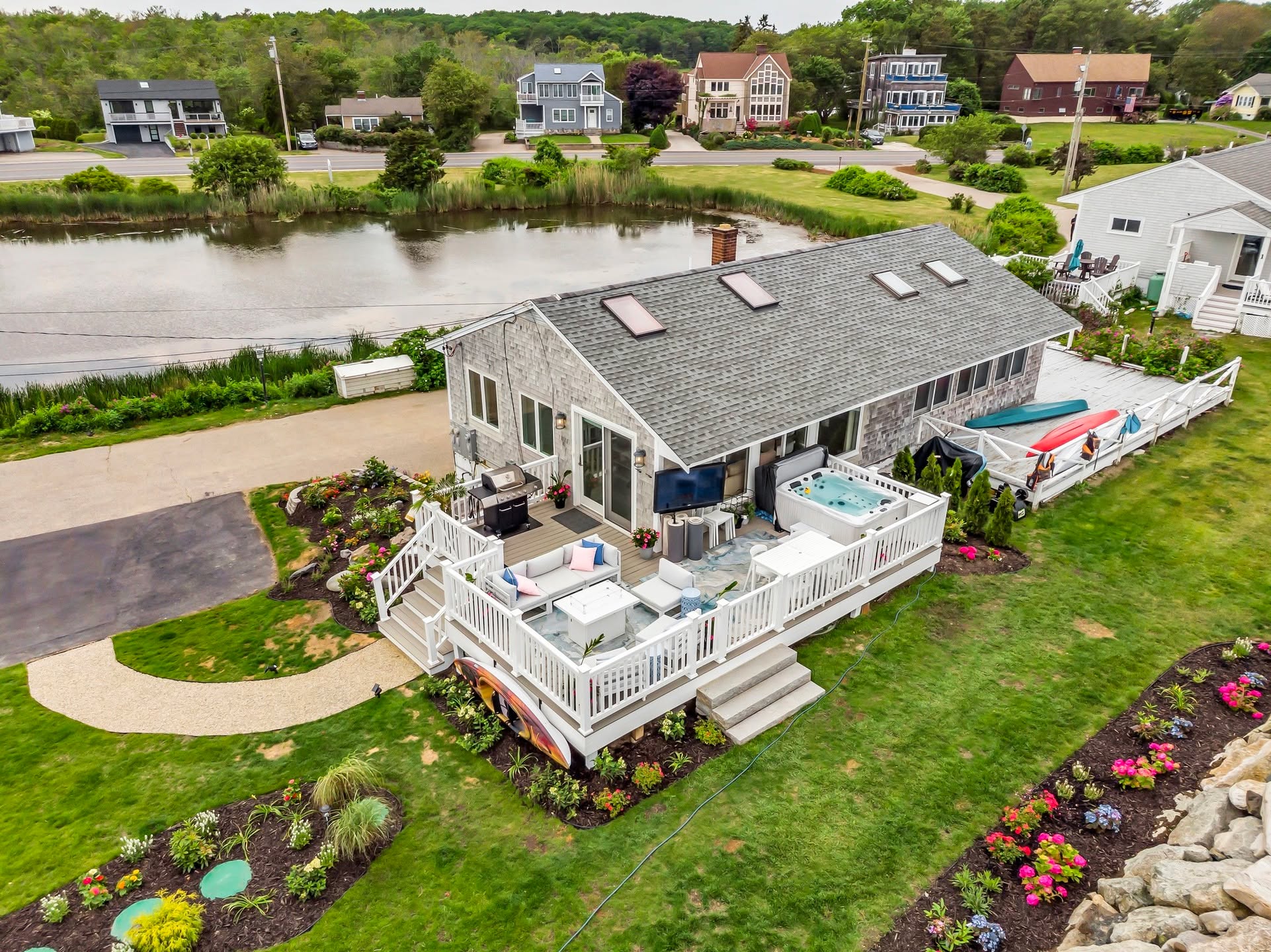 Tucked between the ocean and a tranquil pond, with an incredible deck, hot tub, and outdoor living. This neighborhood is pure coastal bliss! Would you live here?
#WaterfrontLiving #CoastalHome