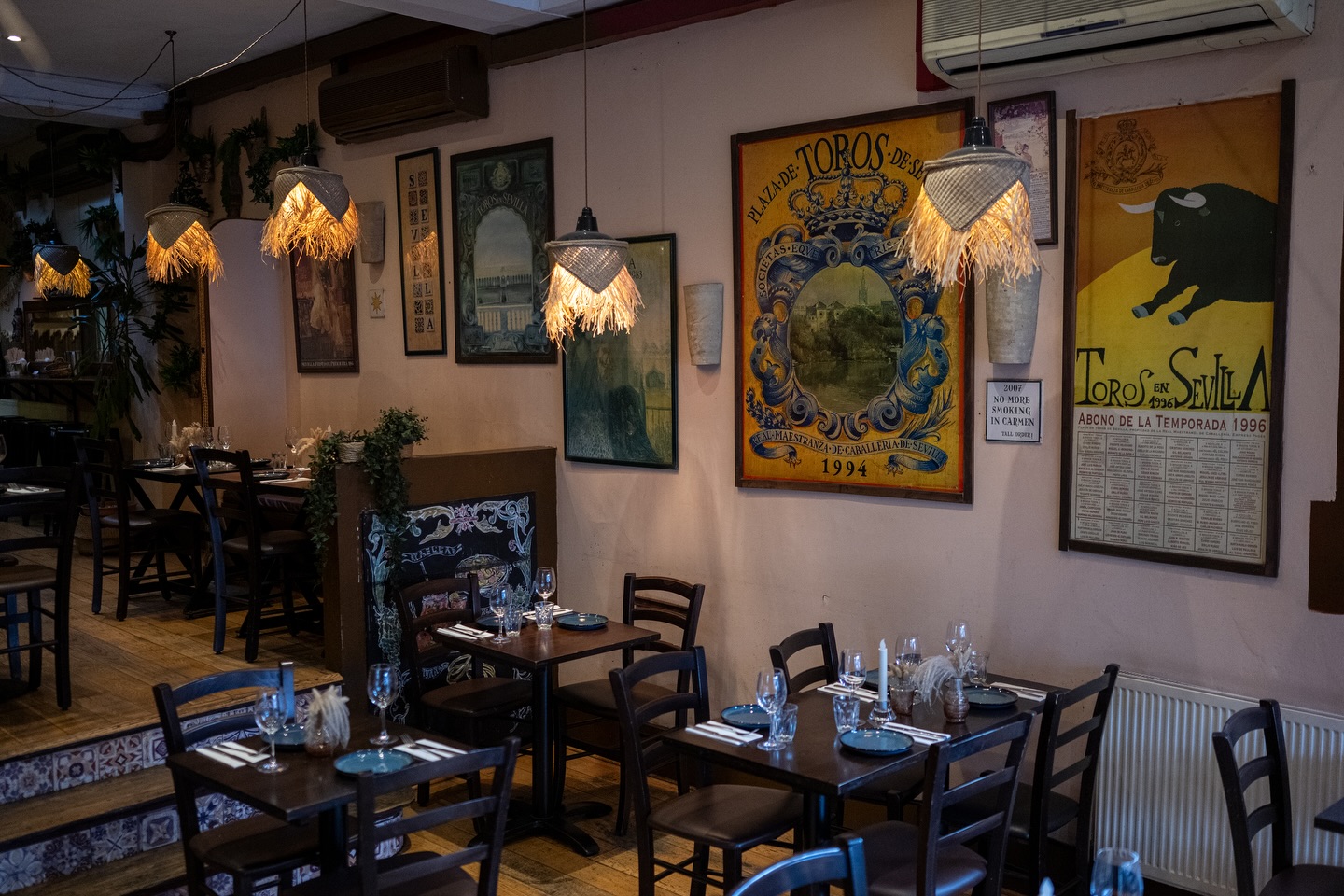 Friday feels better at Carmen.
Big flavours, colourful plates, flowing drinks and that buzzing Clapham energy that turns dinner into a proper night out.
Gather your people, order for the table and let the weekend start the right way.
See you tonight.
#carmenclapham #claphamdining #fridayvibes #lasiestagroup #weekendstartsnow