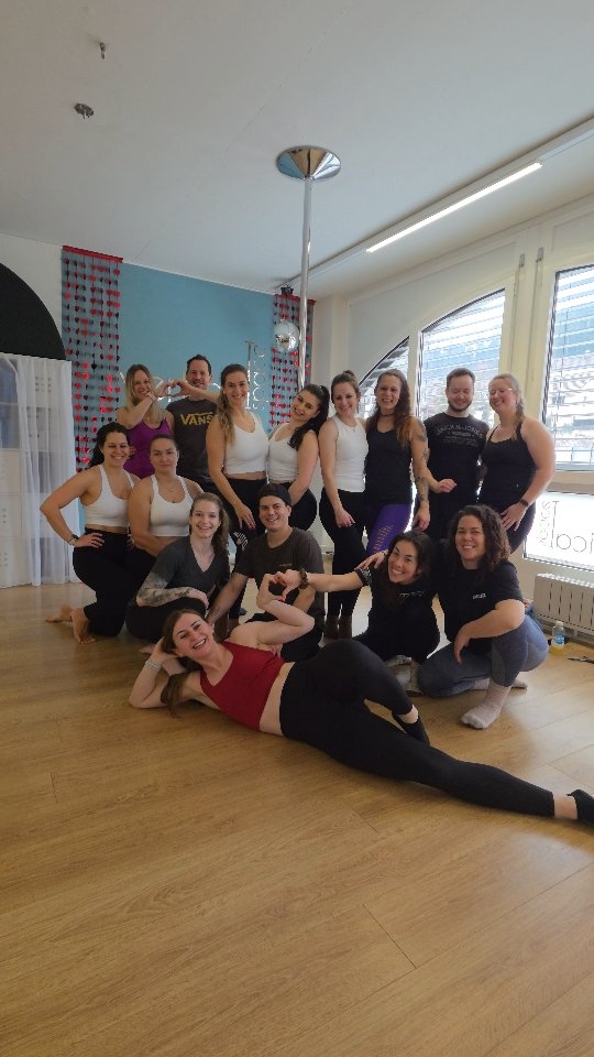 Vertroue isch t Basis fürne gueti Beziehig ob ire Partnerschaft oder Fründschaft 🥰
Bi üsem Partneracro Workshop hüt hei üsi Teilnehmer*inne ihres Vertroue inenand chöne unter Bewiis stelle 🫶🏽
Danke @ni_ny__ & @nadiagasserphotography für de tolli Workshop 😍
Wosch o du mal amene PartnerAcro Workshop teilneh? 🤗