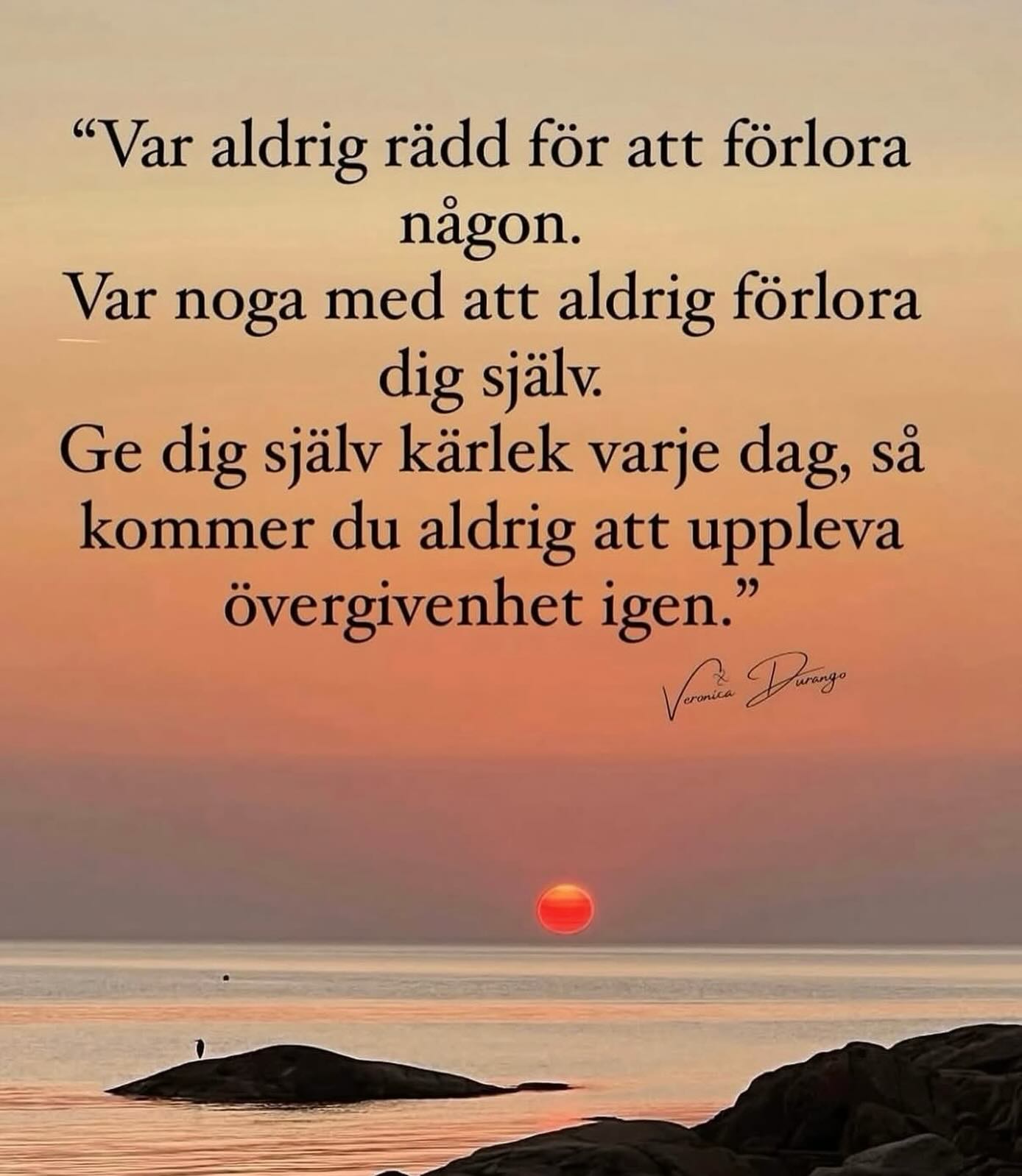 Att vara närvarande med dig själv ❤️🤝
Rädslan för att förlora någon kan skapa oro och osäkerhet men den djupaste förlusten sker när vi tappar kontakten med oss själva. I försöken att hålla fast vid andra glömmer vi lätt bort vårt eget inre hem.
Sann närvaro börjar med att återvända till dig själv. Att lyssna inåt, hedra dina behov och stå kvar i din egen sanning. Det är i det medvetna varandet du bygger en grund av självkärlek där du inte längre söker helhet utanför dig själv.
När du dagligen möter dig själv med omtanke, medkänsla och respekt blir du trygg i din egen närvaro. Du lär dig att din närhet till dig själv alltid är tillgänglig oavsett vem som stannar eller lämnar.
Att välja dig själv innebär inte att utesluta andra. Det är att förstå att din egen helhet är grunden för att kunna möta andra i sanna, balanserade relationer.
Och kanske är du just nu på en plats som känns skör, tung eller vilsen. Jag ser dig. ❤️
📌 Spara som en påminnelse och dela gärna vidare . 🤝❤️
Kärlek 🧡
#varandet #keepitreal