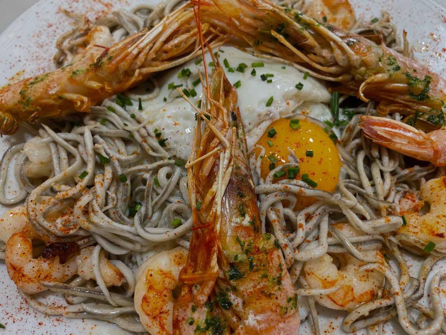 Revuelto de huevo, gulas y gambas! 🦐