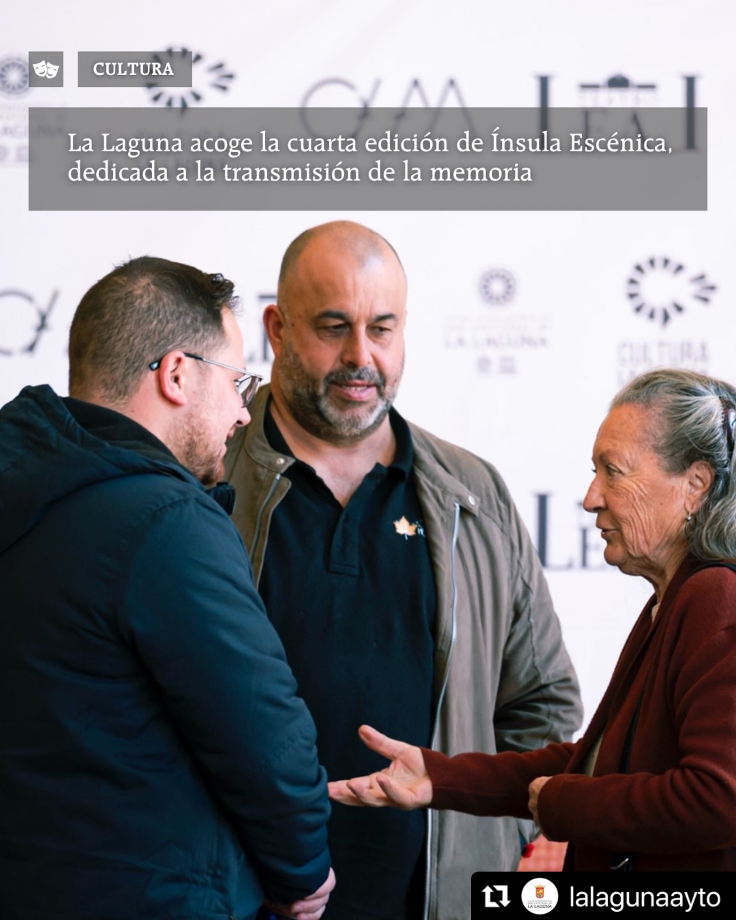 Hoy hemos presentado la 4ª Edición de Ínsula Escénica en una rueda de prensa que ha tenido lugar en el @teatroleallalaguna junto al concejal de Cultura del Excmo. Ayuntamiento de San Cristóbal de La Laguna, Adrián del Castillo, gran apoyo del proyecto.
Nos acompañó nuestra querida amiga y gran escritora @amadaelsa que abrirá la programación con un encuentro titulado «El regreso a la inocencia», un momento de conversación y presencia que conecta pensamiento, memoria y experiencia en escena😍
#Repost @lalagunaayto with @use.repost
・・・
➡️ Acogemos la cuarta edición de Ínsula Escénica, dedicada a la transmisión de la memoria, la recuperación de relatos personales y la transformación social a través del arte teatral.
🎭 El proyecto busca despertar el interés de este arte a través de un programa pedagógico e intergeneracional.