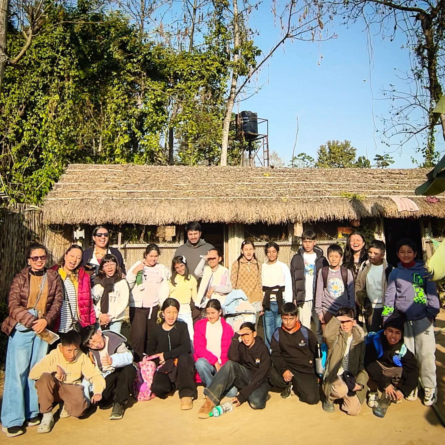 🇬🇧 We were honored to welcome 30 bright students from SwostiShree Gurukul through the Jane Goodall Institute Nepal’s youth led Roots and Shoots initiative, a program that inspires young people to take action for biodiversity, climate change, waste management, and animal welfare.
During their visit to the SU4E camp, we shared an interactive session about our work, our mission, and most importantly, the lives and wellbeing of elephants, their behavior, nature, and current challenges. The students then prepared simple enrichments that the elephants happily enjoyed after their medical training, which we all observed from a respectful distance. The day ended with curiosity, compassion, and a joyful group photo.
Thank you to JGI Nepal @jginepal and SwostiShree Gurukul for choosing ethical learning with us and for nurturing the next generation of kind, conscious changemakers. 🌿🐘
🇫🇷 Nous avons eu l’honneur d’accueillir 30 élèves brillants de SwostiShree Gurukul dans le cadre du programme Roots & Shoots, initiative menée par le Jane Goodall Institute Nepal, qui encourage les jeunes à agir en faveur de la biodiversité, du climat, de la gestion des déchets et du bien-être animal.
Lors de leur visite au camp de SU4E, nous avons animé une session interactive autour de notre travail et de notre mission, mais surtout autour de la vie et du bien-être des éléphants : leur comportement, leur nature et les défis auxquels ils font face aujourd’hui. Les élèves ont ensuite préparé de simples enrichissements que les éléphants ont pris plaisir à découvrir après leur séance de medical training, que nous avons tous observée à distance respectueuse.
La journée s’est conclue dans un esprit de curiosité, de compassion et par une joyeuse photo de groupe.
Un grand merci à JGI Nepal et à SwostiShree Gurukul d’avoir choisi un apprentissage éthique à nos côtés et de contribuer à former la prochaine génération d’acteurs et actrices du changement, conscients et bienveillants. 🌿🐘
Merci à la @fondationlepalnature de financer ce programme de sensibilisation des générations futures depuis le début de la création de SU4E
@swostishreegurukul