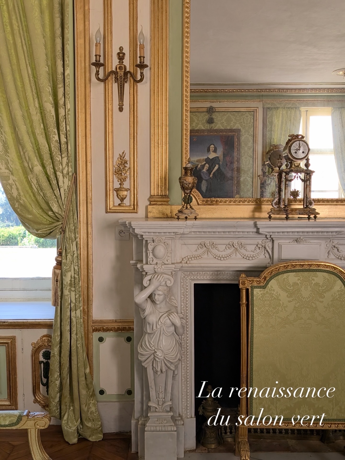 Avant / Après : la renaissance d’un salon.
Ici, il n’y avait plus rien.
Des murs vides, craquelés, fatigués.
Les décors avaient disparu.
La cheminée aussi.
Alors on a tout repris. Vraiment tout.
✨ Les murs ont été décapés, assainis, puis toutes les moulures ont été recréées et reposées.
✨ Une cheminée a retrouvé sa place : un marbre de Carrare à cariatides, style Louis XVI, franco-italien.
✨ Les tissus ont été entièrement conçus sur mesure : un damas composé de 60 % de coton et 40 % de soie.
✨ Un tissu au monogramme de la famille, dans un vert XVIIIᵉ siècle, a vu le jour.
✨ Environ 15 000 feuilles d’or ont été posées, une à une.
✨ Le parquet, d’origine, en point de Hongrie, a été intégralement poncé. Marqué par le temps, mais heureusement ancien et épais. Il a ensuite été vitrifié avec un vitrifiant bi-composant français, spécialement conçu pour les parquets de château.
✨ Les plinthes ont reçu un faux marbre, comme on le faisait à l’époque.
✨ L’électricité a été entièrement remise aux normes… tout en restant totalement invisible.
✨ Et les lustres ? Réalisés sur mesure en cristal de Bohème, à l’oxyde d’antimoine (et non de plomb), pour cette teinte ambrée, plus chaude, plus vivante.
Ce salon n’a pas été “décoré”.
Il a été réparé, compris, puis réécrit.
👉 Swipe pour découvrir le avant / après.
#renovation #chateau #avantapres #metamorphoses