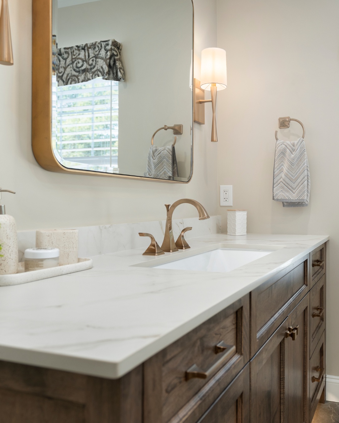 Clean, calm, and timeless This bathroom remodel pairs warm wood tones with crisp finishes for a space that feels both relaxing and refined, designed with comfort and style in mind.
Builder: Freedom General Contracting
Designer: Beth Farquharson / Rebecca Turner Design
Countertops: Onur Marble & Granite
#FreedomGeneralContracting #Remodel #HomeRenovation #CustomVanity #QualityCraftsmanship #HomeUpgrade #BathroomRemodel #DesignBuild #Freedom #BrushedBrass #BathroomDesign