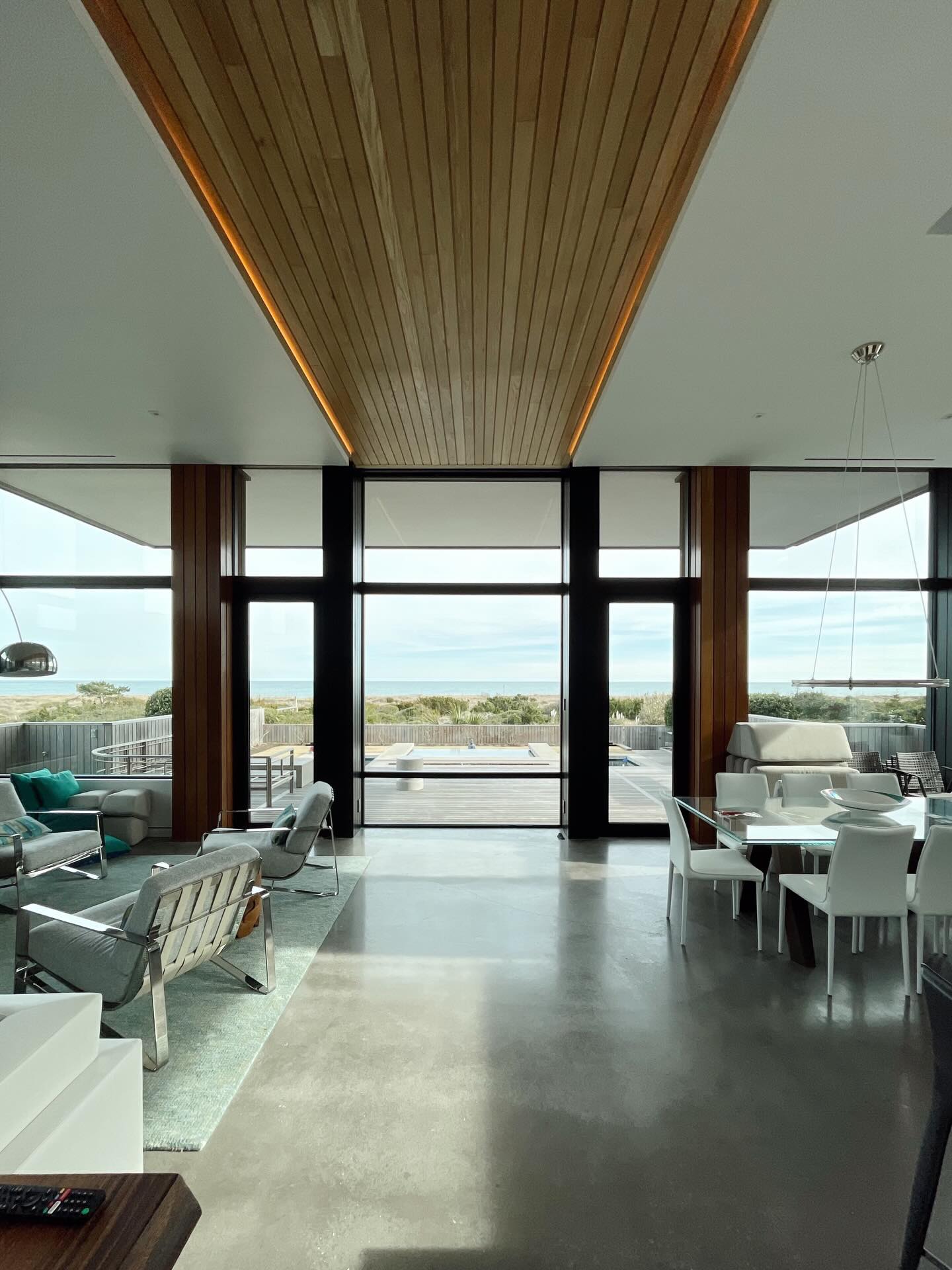 Enjoying the view while assisting our clients with our Waiting Service 😍
Our client needed a repair on their door but didn’t want to wait around all day, so SMC stepped in to help! And in the meantime, we got to admire this beautiful view ✨🌊