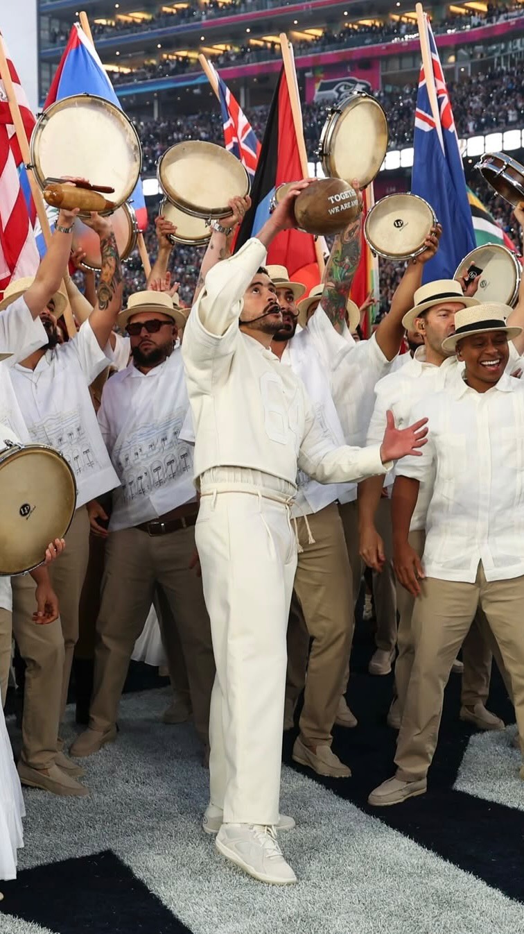 @badbunnypr manda un mensaje a todo el continente Americano 🌎 #SuperBowl #NFL