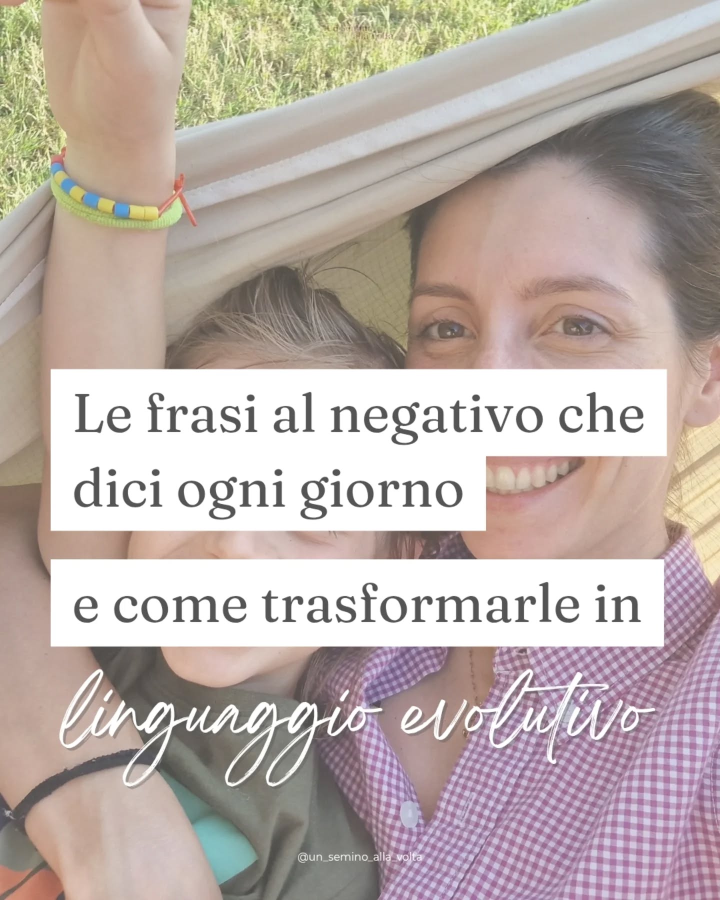 👉Scrivi ERRORI nei commenti per ricevere la guida gratuita.
Siamo abituatə a dire ai nostrə bambinə cosa NON devono fare. Molto meno a dir loro cosa desideriamo facciano.
Cambiare il nostro modo di comunicare non è solo una questione di stile educativo, ma un modo per rendere l’interazione più efficace.
Infatti devi sapere che:
1️⃣ Il cervello dei bambinə (ma a dire il vero quello di tutti) fatica con la negazione
Per capire “non correre”, un bambinə deve prima pensare all'azione di correre e solo dopo provare a fermarsi.
Ma fermarsi, per un cervello in crescita, non è affatto semplice e richiede molta più fatica di quanto immaginiamo.
Così succede che la parola che resta più impressa non è il “non”, ma proprio l’azione che volevi evitare.
2️⃣ Dire cosa fare rende l’aspettativa chiara
Quando sostituisci il "non" con una frase in positivo, stai guidando l'azione che desideri faccia.
Metti tuə figlio nelle condizioni di non deve indovinare cosa vuoi, aumentando le possibilità di collaborazione.
3️⃣ Le indicazioni positive aiutano l’autoregolazione
Le frasi che spiegano cosa fare evitano di far sentire il bambinə sulla difensiva.
Offrono un modo per imparare come stare in una situazione o affrontare un momento, senza generare paura e meno senso di obbligo.
Ora lo sai. E se lo sai, hai il potere di cambiarlo. ☺️