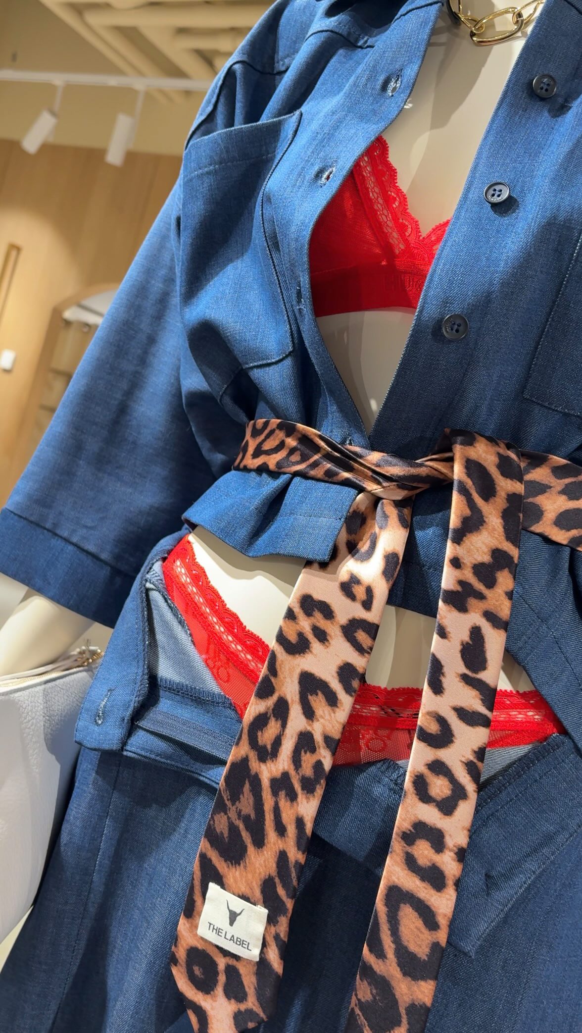 Denim on the throne 👑
Le jean ne revient pas, il règne. Ensemble structuré, allure clean, et puis… bam 💥 la dentelle rouge qui dépasse juste ce qu’il faut.
À la taille, le twist léopard qui casse le sage. Les touches beige doré qui illuminent tout le look. Pochette claire, bijou gold, escarpins nude qui allongent la silhouette… ou baskets pour le rendre délicieusement effortless. 😏
Un look 14 février qui fait tourner les têtes quand même. Féminin. Sensuel. Portable bien après que les roses aient fané. 🥀 😇
Talons ou sneakers, vous le sentez comme nous… il a ce petit quelque chose qui fait tout.
Vous validez fort n’est-ce pas ? ❤️🔥
#LOULOU #loulouluxembourg #valentinesday #newcollection #luxembourg