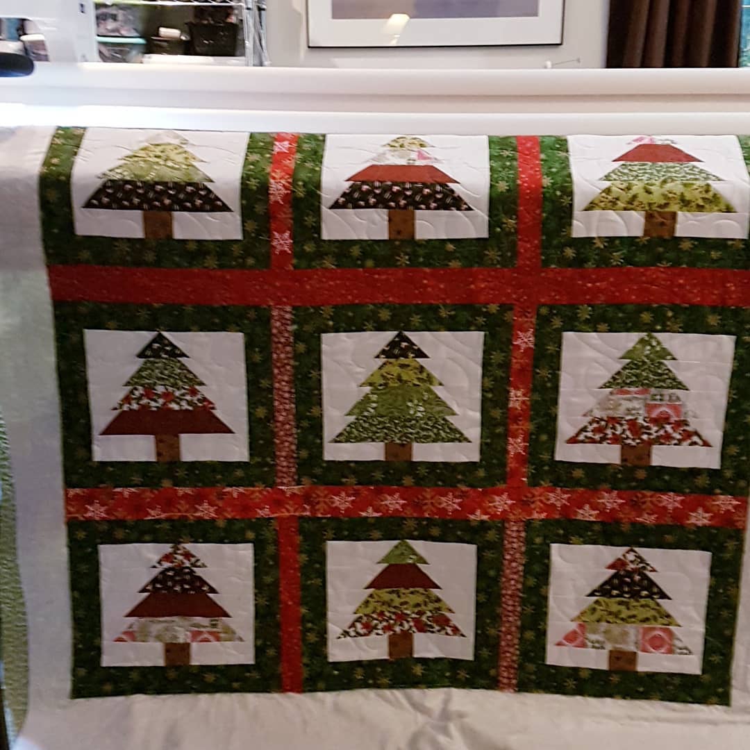 I'm loving this adorable scrappy Christmas tree quilt ❤🎄 It's the first of two tree quilts Amanda has made and they will be the last two I quilt before taking a break for Christmas.
From my family to yours, wishing you all a very joyous holiday season 🎅🤶🎄☃️