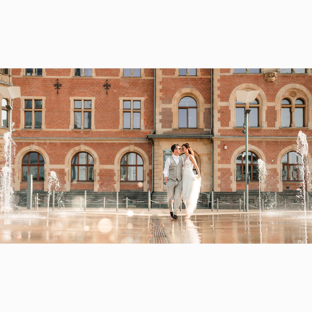 Paarshooting @Rheinauhafen Köln . . Es ist eine meiner Lieblingslocations in Köln, insbesondere für Aufnahmen um die Mittagszeit. Wir finden jede Menge "Leading Lines" sowie immer gutes Licht wie auch genügend Schatten. . . #rheinauhafenköln #paarshootingköln #hochzeitsfotografköln #urban #wirliebenköln #hochzeitsfotosköln