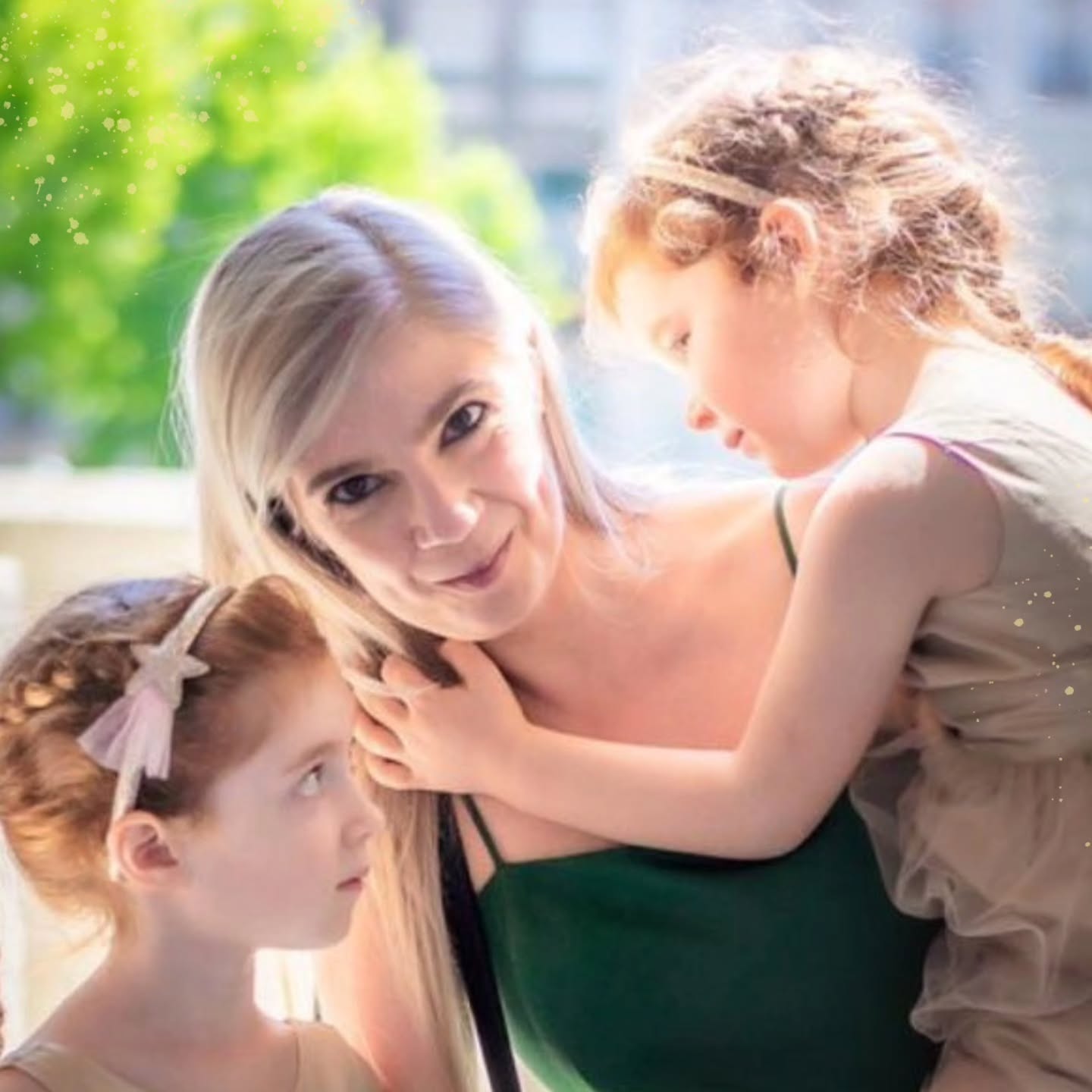 Que Mulher e Mãe quero e escolho ser a cada dia?
Uma das minhas fotos favoritas de sempre, do meu querido @fotografia.by.miguel.soares, com as minhas pessoas favoritas para todo o sempre. Elas são a maior bênção da minha vida. Muito mais do que alguma vez sonhei. 🩷 🩷
À nossa volta, tanta coisa a ruir: polémicas, excesso de informação, dor exposta, catástrofes, lutas de poder, doença… os que sabem tudo, os que já tinham avisado, os culpados, as vítimas, as trevas e os “bons”. ❌
É preciso força para observar tudo isto e, ainda assim, mantermo-nos fiéis ao que nos alinha. 🙏🏻♥️
O meu barómetro será sempre este:
Que exemplo de pessoa lhes quero deixar?
Que Mulher e que Mãe quero, e escolho, Ser a cada dia? 💌
Elas são filhas de sonho.
E eu acredito que sou, hoje, a mãe que quero ser.
Para isso trabalho. Com consciência. Com humildade. Mas também com orgulho. 🪷
Não somos perfeitas.
Somos Inteiras e guiadas pelo Amor. 🩷
Espero que, de alguma forma, isto ressoe contigo. ✨
Com Amor, ❤️
Lisa Bompastor
A bonita ilustração foi um presente do projeto @lunelleartistry
E o mote do post veio de uma partilha bonita com o @drmendo
Foto de 2021