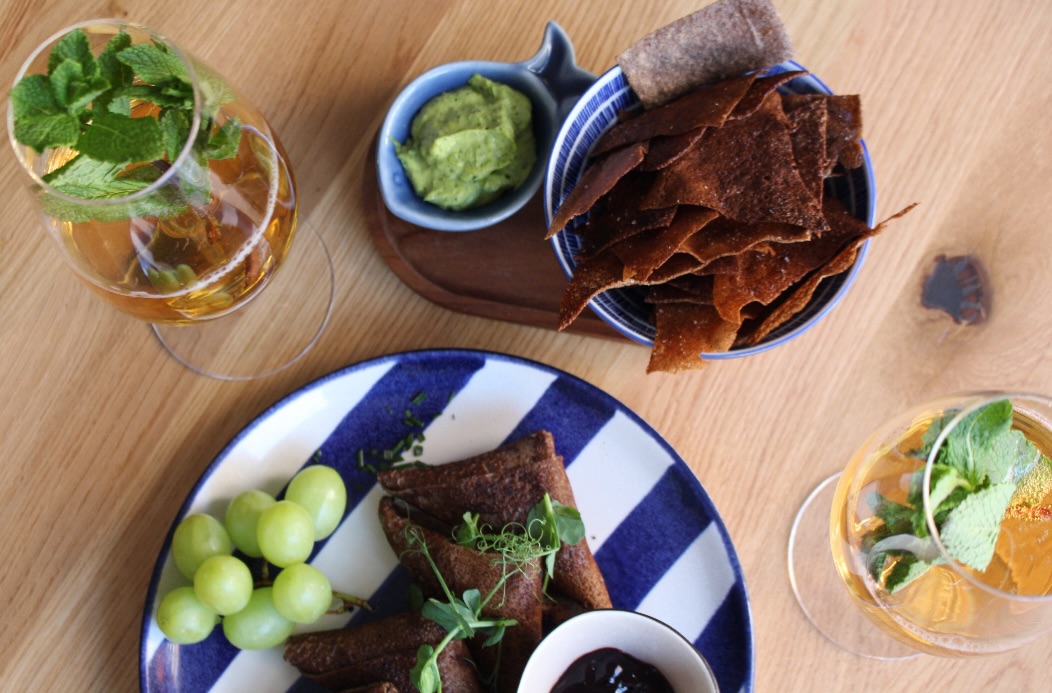 Ein Ausschnitt aus unserer Sommerkarte vom letzten Jahr:
Hausge. Galettechips mit asiatischer Guacamole und Camembert Samoussas ☀️
#lüneburg #creperie #asianfusion
Foto: @ls2605