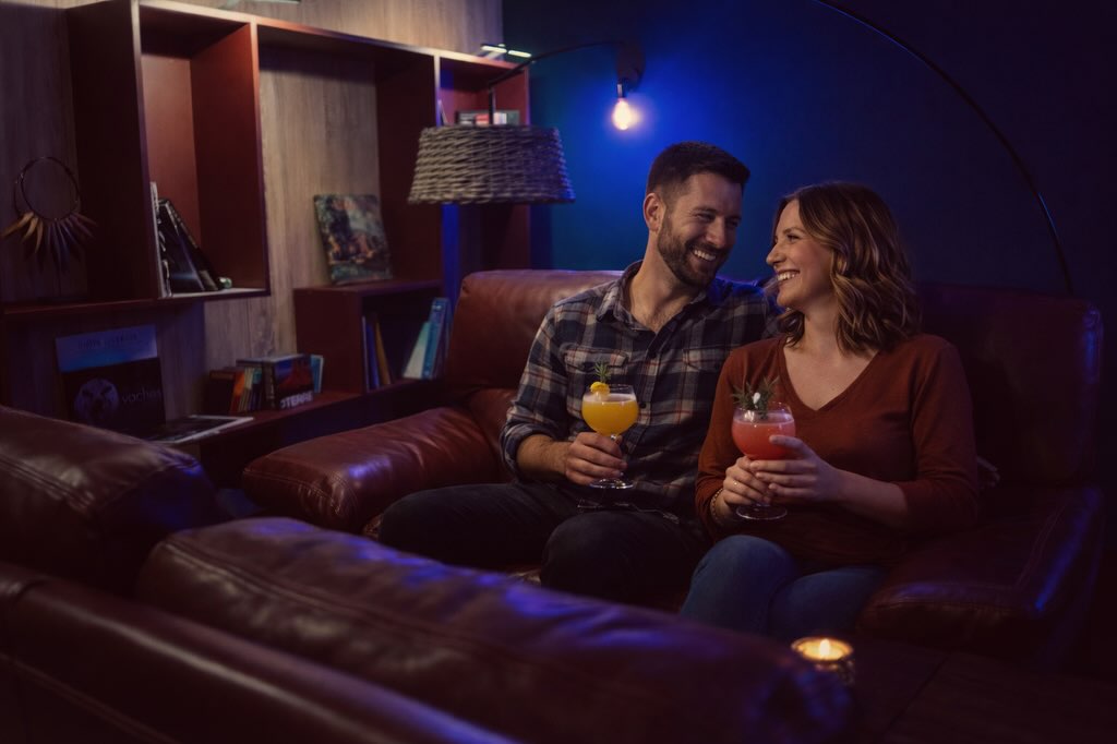 🌿 LE CANOT’ EST UN LIEU À PART
D’ailleurs on nous le dit souvent ☺️
Ici, nous n’avons jamais cherché à être un bar bondé,
ni un restaurant classique,
ni une piste de danse surchargée.
Nous avons fait un autre choix.
Celui d’un lounge :
un lieu où l’on privilégie le confort,
les espaces pour se poser,
les salons,
et les moments qui se vivent sans se presser.
Au Canot’, on ne vient pas pour la foule.
On vient pour l’ambiance cosy.
Une ambiance faite de discussions qui durent,
de verres partagés,
de musique choisie,
de soirées à thème,
de live le samedi,
et d’un cadre pensé pour que chacun se sente bien.
Côté cuisine, nous ne sommes pas un restaurant traditionnel.
Pas de menu interminable,
pas de service codifié.
Nous proposons une cuisine simple, maison, locale,
des planches, des cocottes, des choses à partager,
sans chichi, dans l’esprit du lieu.
Le Canotier fonctionne comme un lieu de vie :
on commande au bar,
on s’installe,
on profite,
on respecte l’espace, l’équipe et les autres.
Nous avons la chance d’avoir :
• un billard pour se détendre,
• une grande terrasse au bord de l’eau,
• une table de ping-pong conviviale,
• une piste de danse aérée,
• et surtout, de la place pour respirer.
Ici, il n’y a pas toujours du monde.
Et c’est volontaire.
Parce que le Canotier n’a jamais eu vocation à être plein à tout prix,
mais juste, cohérent, agréable.
Un lieu safe, accueillant, respectueux,
où l’on vient pour passer un bon moment,
pas pour imposer le sien.
Les prix sont justes,
pensés pour permettre à chacun de profiter du lieu,
sans excès, sans ambiguïté,
loin des codes de la boîte de nuit comme de ceux du restaurant classique.
Le Canotier n’essaie pas de ressembler aux autres.
Il propose une autre façon de sortir.
Et si vous aimez les endroits à taille humaine,
les lieux beaux et calmes,
les soirées choisies,
et l’idée qu’un lieu vit parce que celles et ceux qui y viennent le font vivre…
Alors, sans doute,
vous êtes exactement au bon endroit.