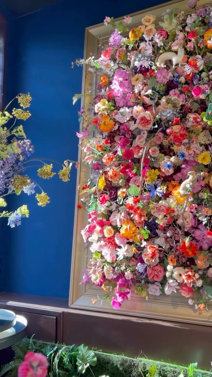 In the floral paintings of Frank Gröniger, every detail is built by hand, layer upon layer.
Color and emotion come together,
while flowers, butterflies and birds are captured within the artwork,
inspired by the silence and light of centuries-old Amsterdam canals
#FrankGröniger
#FlowersForLife
#silkkaflowers
#FloralPainting
#silkflowers