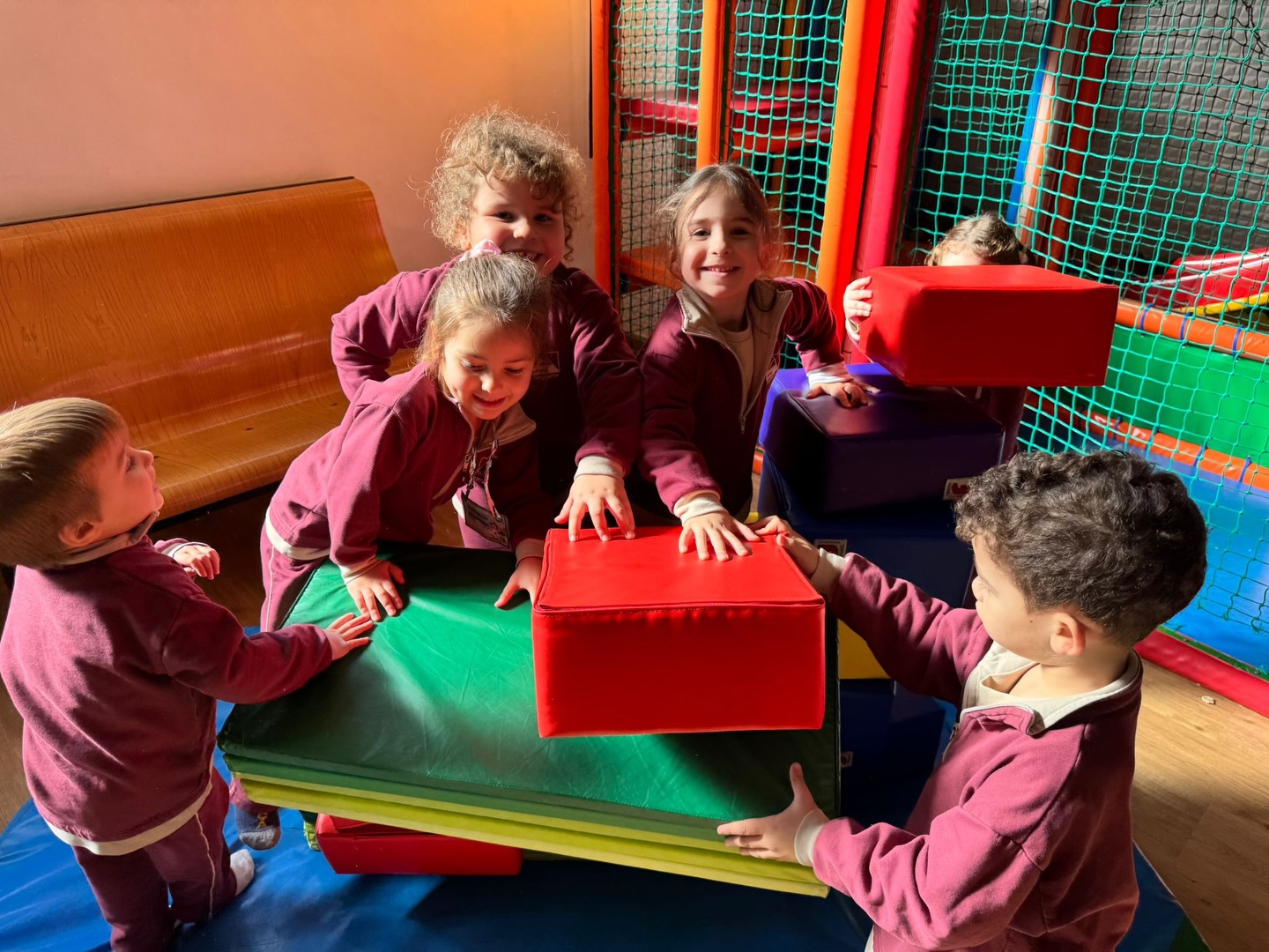 A Educació Infantil, el joc i el moviment són protagonistes🤸♀️✨
Els infants de tots els cursos han gaudit explorant lliurement diferents espais i materials: caixes, coixins, matalassos, cordes… amb els quals han imaginat i construït la seva pròpia ciutat🏙️💛
A través del joc simbòlic i del moviment, descobreixen el seu cos, milloren la coordinació, l’equilibri i desenvolupen tant la psicomotricitat fina com la gruixuda. Alhora, potencien la creativitat, l’autonomia i les relacions socials, aprenent a compartir, cooperar i respectar els ritmes dels companys🤝🌱
Cada sessió de psicomotricitat és una nova oportunitat per experimentar, crear i aprendre jugant, en un entorn segur, estimulant i ple de descobertes🌟
#TotssomSinguerlín #Psicomotricitat #EducacióInfantil #AprendreJugant