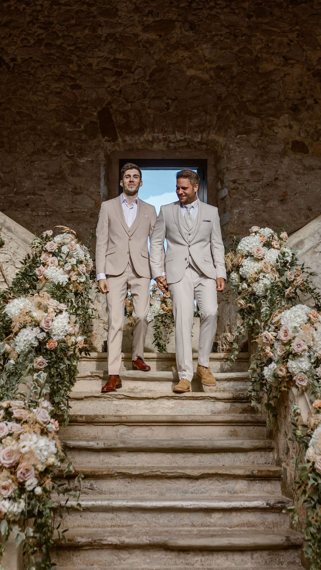 “Días malos en días mejores, y días buenos en días increíbles”
Esa frase de los votos resume perfectamente lo que fue la boda de Javi y Cesc.
Empezamos con piel de gallina y acabamos saltando. Me flipa cómo este video te lleva de la lágrima a la carcajada en un minuto, igual que pasó ese día.
Gracias, pareja, por dejarme vivir esto desde dentro y por esa energía que no se acaba nunca.
Fotografía: @fotoboxfotografia
#wedding #juanfrapalos_fotografia #weddingday #weddingvideos #weddingvideographers