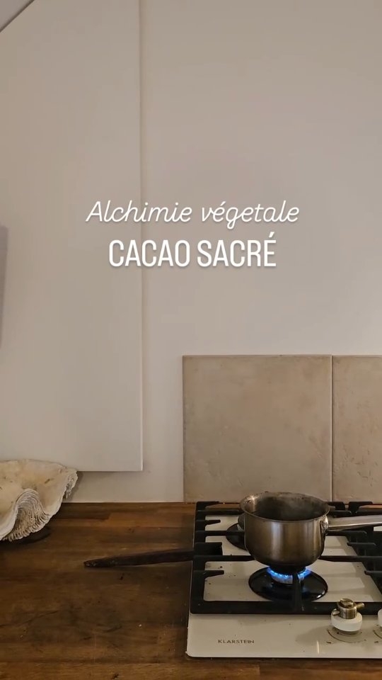 CACAO SACRÉ
Voci une riche et belle semaine semaine !
Après avoir crée l'hydrolat de Laurier noble et recu ses puissants enseignements lundi, j'ai eu l'heureuse surprise de ressentir Cacao appeler au travail ce matin.
L'elixir spagyrique de Cacao est donc né aujourd'hui !
Le sourire aux lèvres et la paix dans le coeur, je me rejouis de vous faire decouvrir sa medecine vibratoire sous sa forme alchimique dimanche prochain lors de notre atelier Cacao sacré @natura.gratia (atelier complet)
🤍
#cacaosacre #spagyrie #elixirspagyrique #alchimie #healingpath