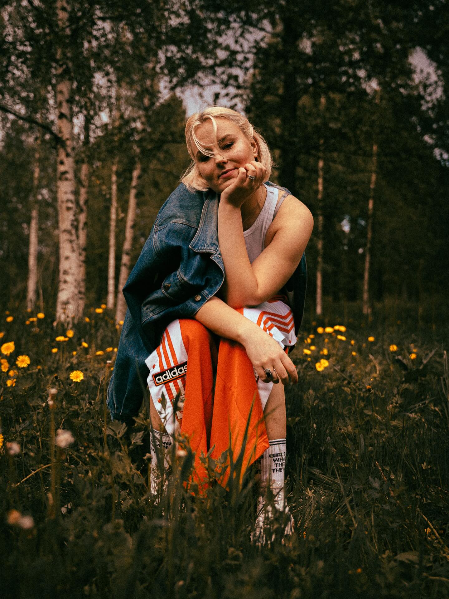 TALVITIIVARI OPETTAJAESITTELY:
✨ PINJA PIIPARINEN ✨
Pinja Piiparinen on kuopiolaissyntyinen tanssinopettaja (AMK), jonka päälajina on baletti. Pinja rakastaa baletin sääntörikkautta, loogisuutta ja systemaattisuutta. Tyyppinä hän on kovin järjestelmällinen ja luotettava, mutta savolaisuus ja höpsöt geenit muovaavat hänen arjen ja maailmankuvan baletin traditiosta irtautuvaksi hassutteluksi. Pinjaa kiinnosti nuoruudessa ja opiskeluaikoina anatomia ja valmennustieto. Baletti on lajina keholle armoton ja Pinjan tavoitteena onkin tuoda nykyaikainen tieto anatomiasta ja valmennuksesta baletin opetukseen. Pinja työskentelee tällä hetkellä Hämeenlinnassa lasten ja nuorten opettajana niin Sibelius-opistolla kuin myös Hämeenlinnan tanssi- ja liikuntakeskuksella. Pinjalla ja Beyoncélla on sama horoskooppimerkki. Sattumaako?
📸: Tuukka Ahonen
#tehdastanssii #talvitiivari #balletgoesbeyonce #tanssi #visithämeenlinna