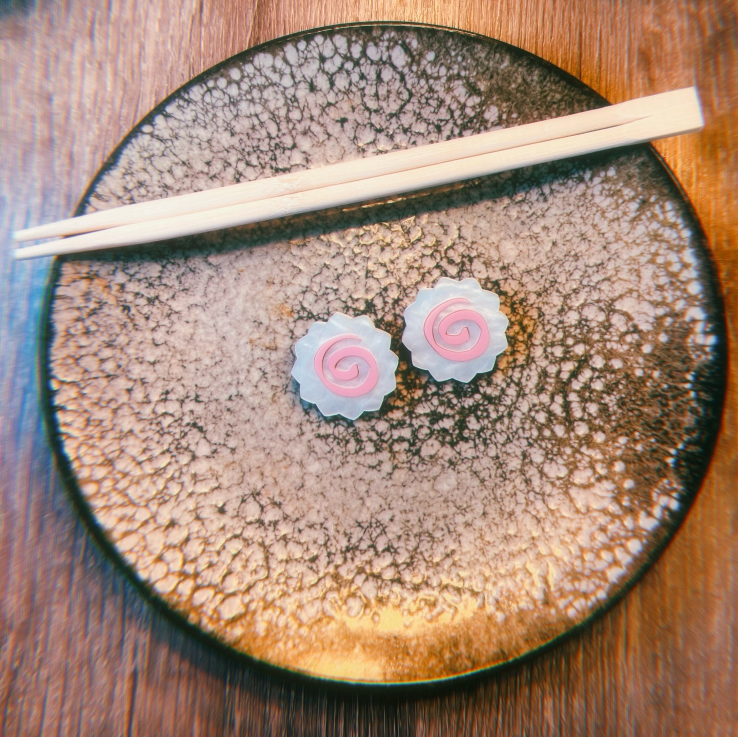 Llevo bastante tiempo con estos pendientes en la recámara.
Y creo que, aunque su colección no esté acabada, se merecen salir ya a la luz.
Unos Narutos nacarados y súper ponibles.
Son perfectos para todas las ocasiones.