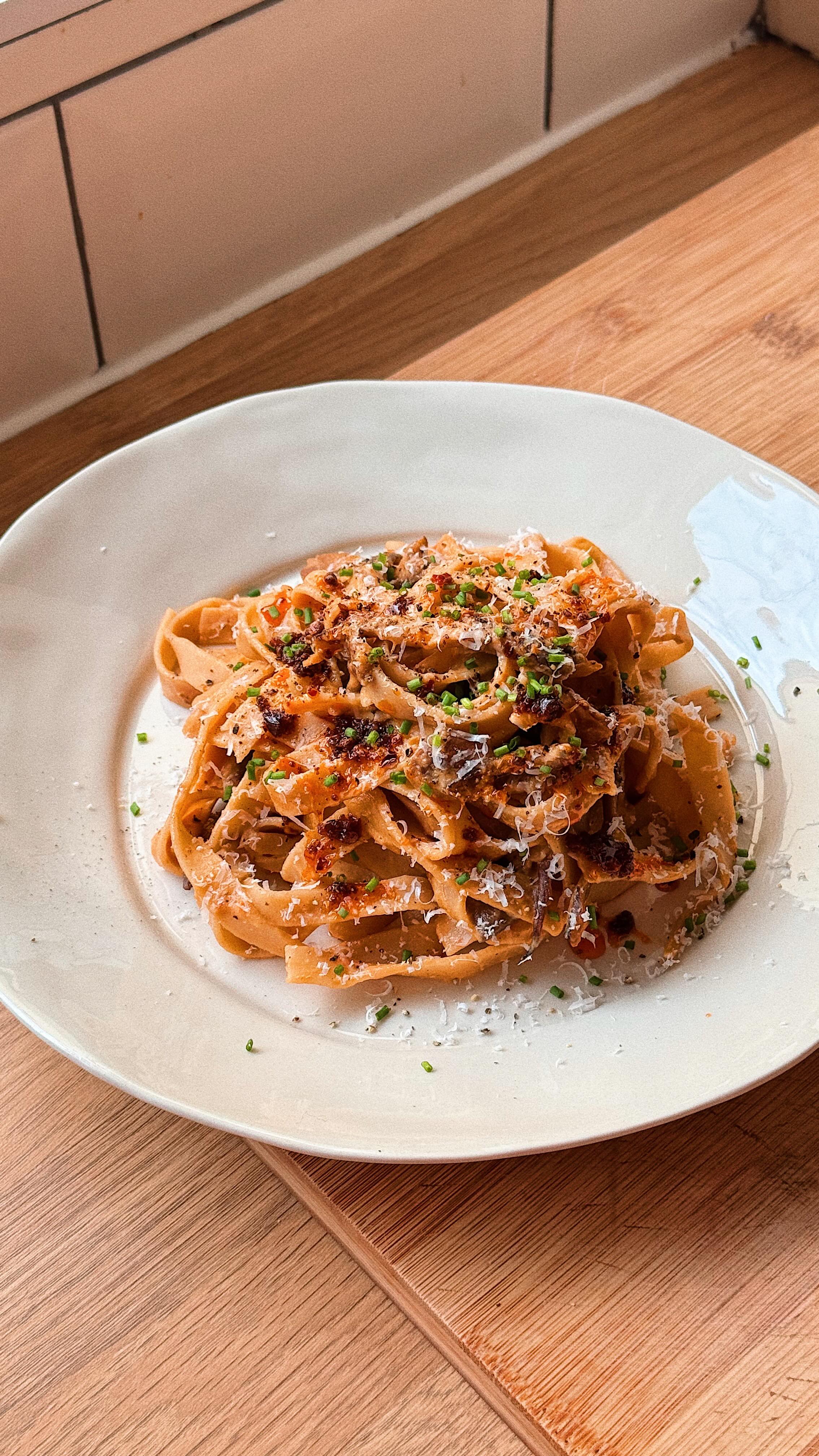 Looking for a last min Valentines showstopper?
This spicy carbonara featuring a match made in heaven of @sunnyandlunaeats and @yepkitchen is the perfect thing for raising the temperature!
Serves 2
You’ll need:
2 free range egg yolks
30g Parmesan, finely grated
1 tsp Calabrian chilli paste
1 tbsp tomato puree
2 tbsp extra virgin olive oil
1 tsp soy sauce
150g oyster mushrooms, torn into strips
One pack of @sunnyandlunaeats Lentil Tagliatelle
sea salt and freshly ground black pepper
@yepkitchen Sichuan chilli crisp, to serve
finely chopped chives, to serve
Add the egg yolks, Parmesan, chilli paste, tomato puree and plenty of salt and pepper to a small bowl and whisk to combine.
Heat the olive oil in a frying pan on a medium high heat. Add the oyster mushrooms and fry for 8-10 minutes until deeply golden brown and crispy. Add the soy sauce and plenty of salt and pepper and toss for a further minute.
Meanwhile, bring a large pot of salted water to boil. Cook the tagliatelle until al dente, then drain, reserving a mugful of pasta water.
Add the tagliatelle, egg yolk and Parmesan mixture and a little of the pasta water to the mushroom pan on a low heat. Toss gently, adding more water, until a silky sauce has formed.
Divide between bowls and finish with the chilli oil and chives.