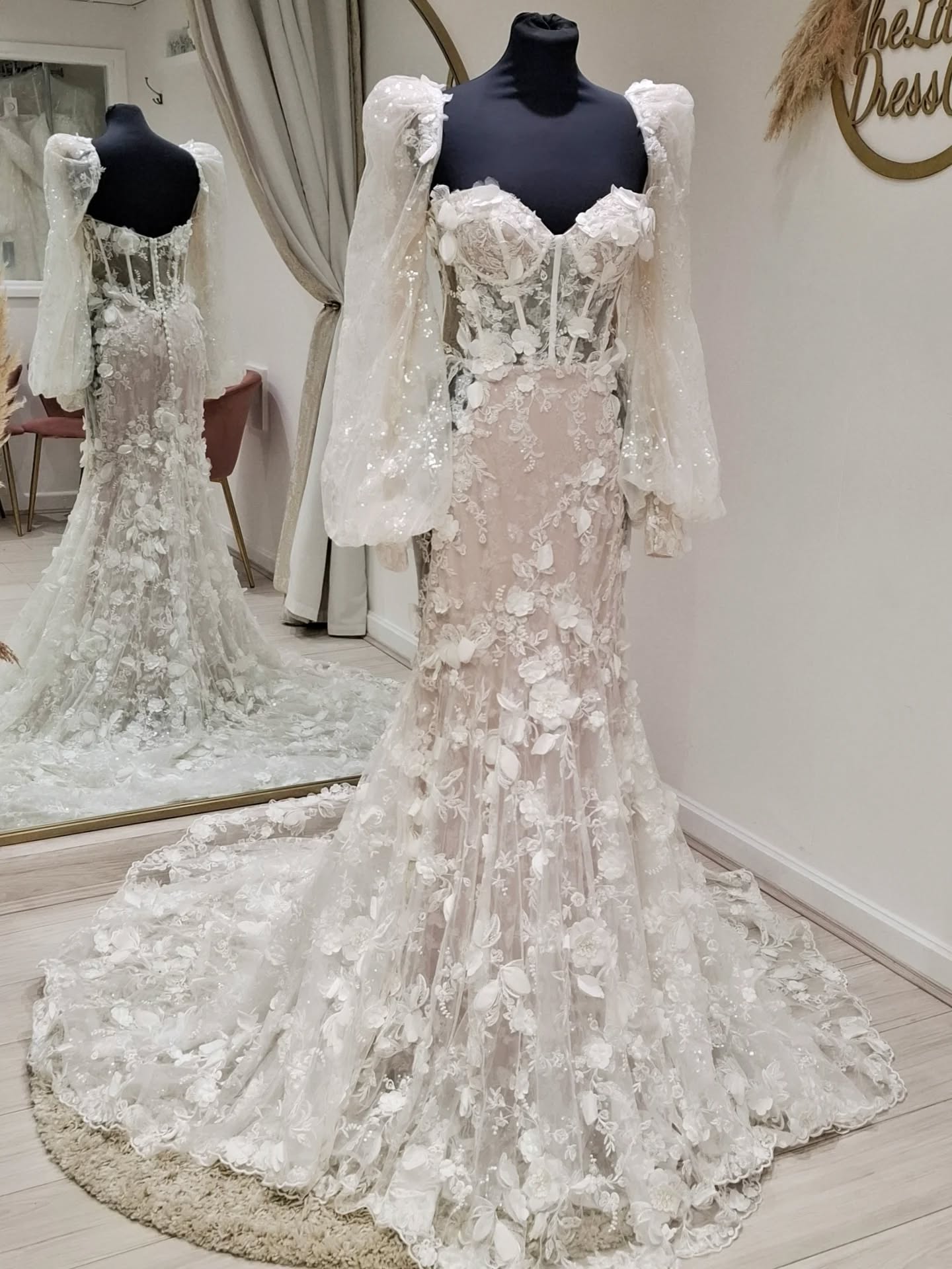 Say yes to breathtaking detail 🤍
3D florals, intricate lace, and delicate beading - make your walk down the aisle unforgettable.
Book your bridal appointment today ✨