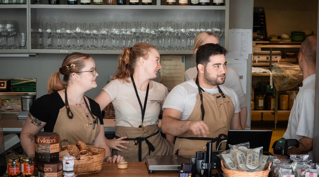 Liker du å jobbe med mat og mennesker, synes du det er gøy med travle hverdager hvor du serverer mat med mening og har sansen for det lille ekstra — send åpen cv til post@ostehuset.no.
Ta turen innom – vi står klare 🌿