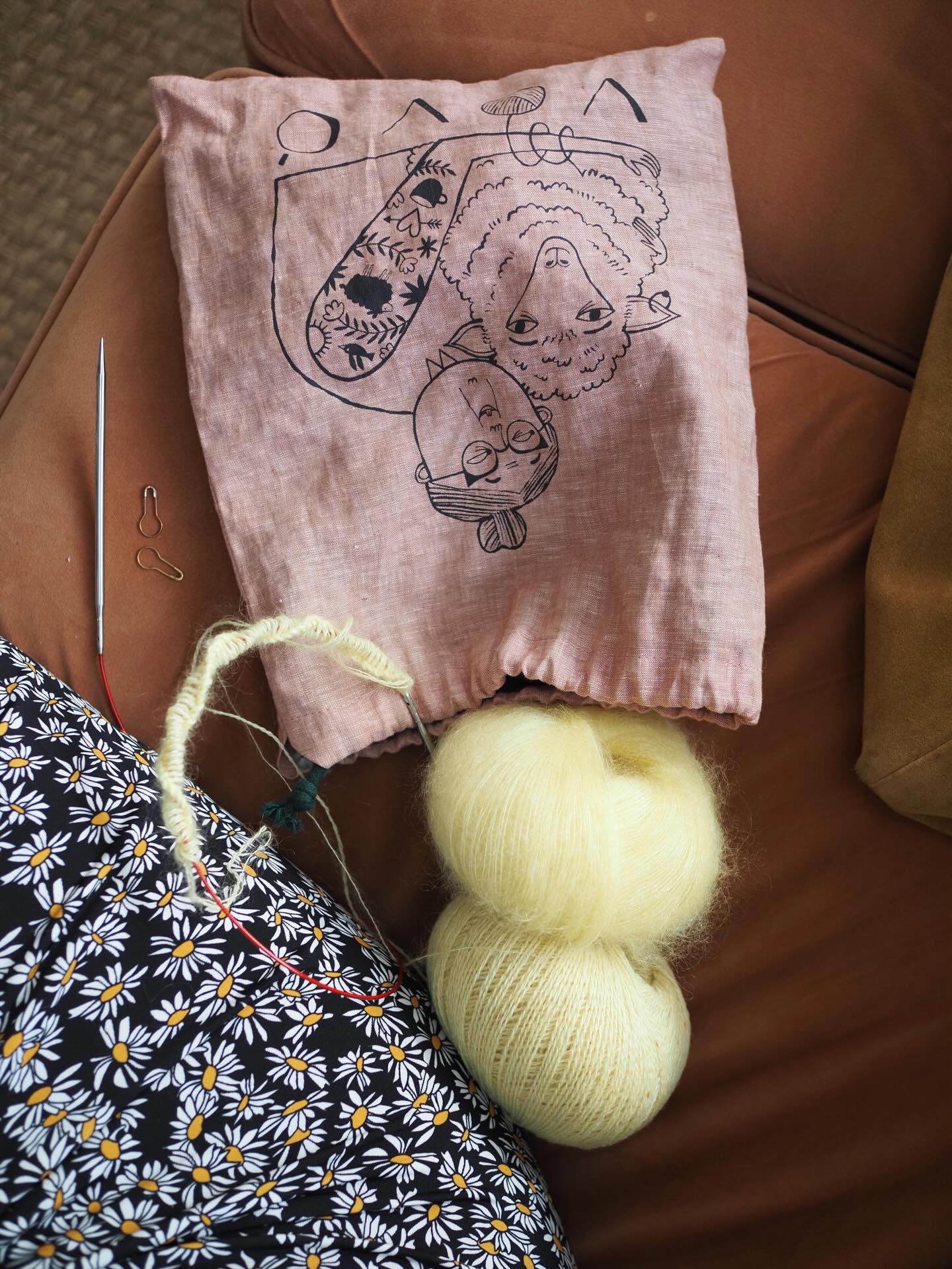 Nouvelle semaine et nouveau projet 🌼💛
Fils . @majogarn tweed suprême et pearl mohair couleur banana
___________________________________
#atelieremiliedesigns
Tricot Knit knitting