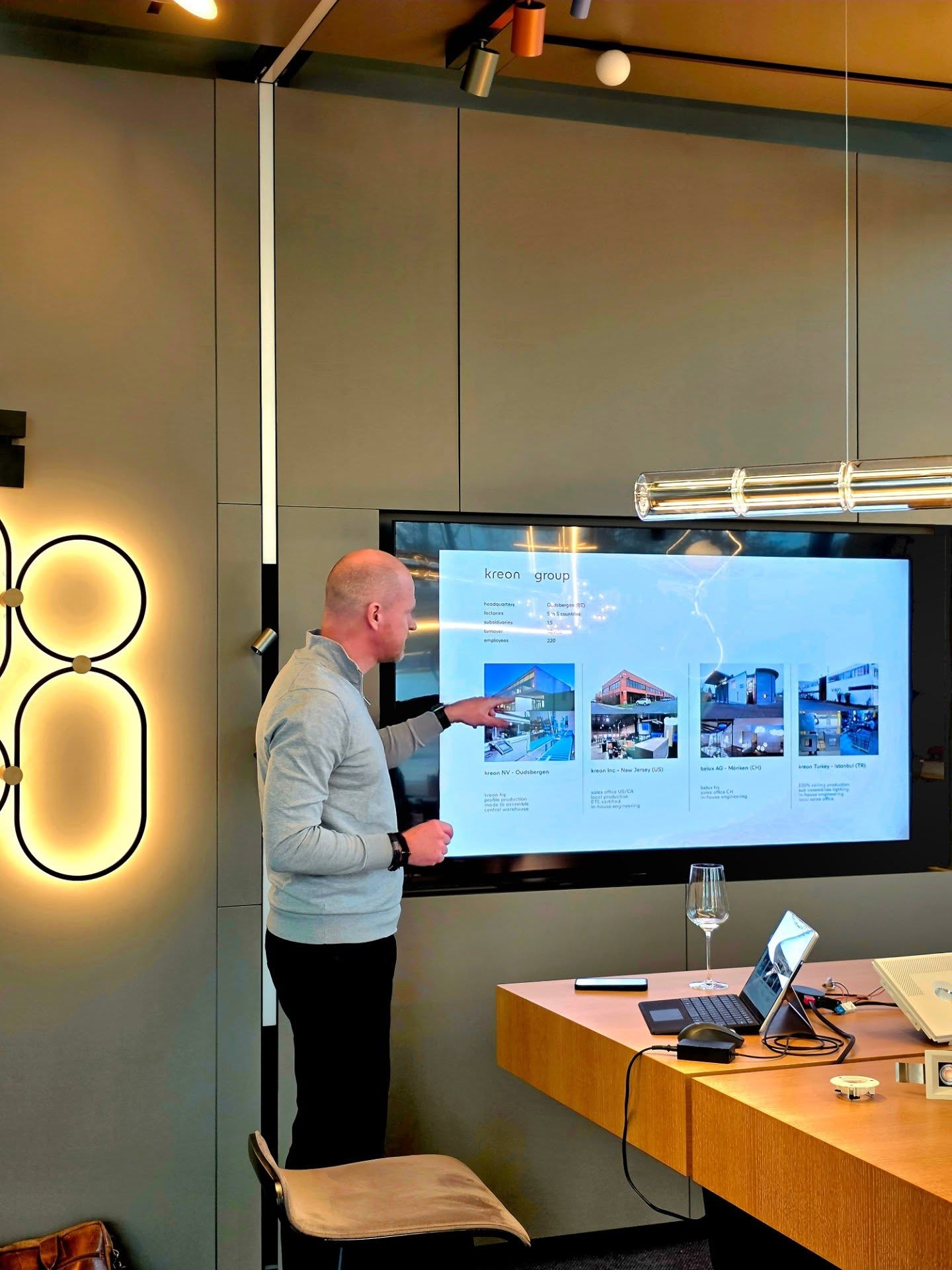 An inspiring afternoon with @kreon_lighting Yesterday afternoon, we hosted a special session with a representative from Kreon. It was a great opportunity to explore their latest lighting solutions and experience their technical precision firsthand. Our community of interior architects and designers got to see how these lights truly transform a space. Kreon’s philosophy is centered on the idea that lighting should be an integral part of the architecture. Their products are famous for their minimalist design and high-end finish. The goal is simple: to provide pure light while the light source itself remains discreetly hidden. The atmosphere was wonderful, filled with professional insights, sparkling wine, and great company. Thank you to everyone who joined us for this productive afternoon!💛 #HektorLight #worldofkreon #LightingDesign #InteriorDesign #ArchitecturalLight