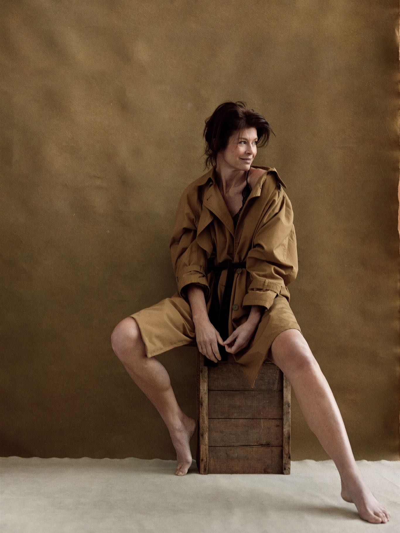 All you need is a trench coat to make it work ✨
Ik had laatst een klant die zei “maar ik heb niets super fancy in mijn kast hangen voor de fotoshoot ”. Dat hoeft dus ook helemaal niet hé. Breng gewoon stuks mee waar je je goed in voelt. Ik heb in de studio twee rekken kleding hangen gaande van basics to specialere stuks. We make it work.
#fotoshoot #portretshoot #tijdloosportret #leuven #fotostudioleuven #portretfografie #portretfotograaf #lessismore