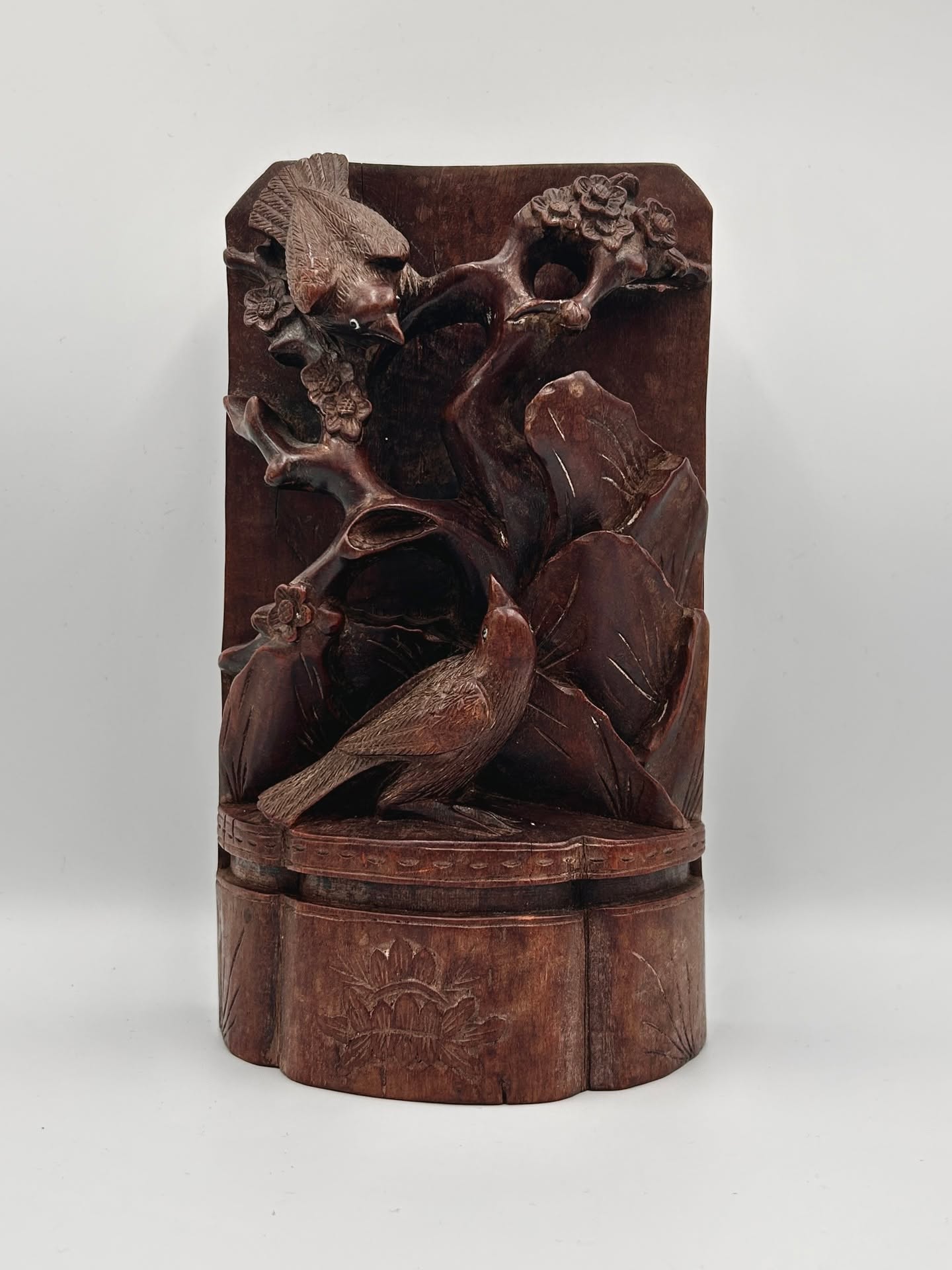 🟢 DOSTĘPNA | Rzeźba uczonego z ptakami, Chiny, II poł. XX w., lata 70.
Cóż to takiego? To przepiękna rzeźba, która towarzyszyła chińskim uczony przy pracy. Stawiano ją w gabinetach - na półce, lub bezpośrednio na biurku, jako podpórkę do książek.
Co przedstawia? Dwie SROKI na kwitnącej śliwie 喜鹊梅花 (xǐquè méihuā). W ikonografii chińskiej to klasyczny temat dla przedstawień artystycznych. Sroka (喜鹊) jest ptakiem radości i dobrej nowiny, a kwitnąca śliwa symbolizuje odrodzenie, wytrwałość i początek wiosny. Razem tworzą rebus znaczeniowy: zapowiedź szczęścia i pomyślności.
Innymi słowy, zwiastuje wiosnę.
Kunsztownie rzeźbione z jednego kawałka drzewa różanego w rejonie Suzhou, który od dynastii Ming jest jednym z z głównych ośrodków rzemiosła literackiego. Produkowano tam przedmioty dla elit uczonych: pojemniki, stojaki, figurki, rzeźby dekoracyjne.
Ptaszki mają dodane szklane oczki.
Wys. 23 cm
370 PLN + 20 PLN koszt wysyłki
#china #chineseart #spring