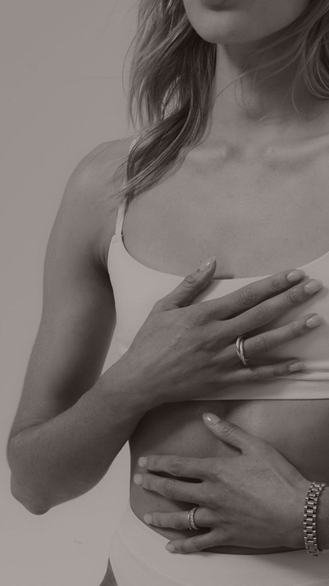 What your body might be telling you — Part 2
Throat + lungs
A tight throat or shallow breathing
often isn’t random.
It can be the body staying careful —
not fully expressing, not fully exhaling,
keeping the chest a little protected.
Breath gets smaller when safety hasn’t always been there.
Somatic work isn’t about forcing bigger breaths.
It’s about creating enough safety
that breath can soften and deepen on its own.
Tap the link in our bio to explore nervous system literacy and somatic coaching 🤍
•
#somaticcoaching #b3method #somaticcoach #bodybasedbreakthrough #holisticpractice coachingskills nervoussystem traumainformedcoaching healthandwellness