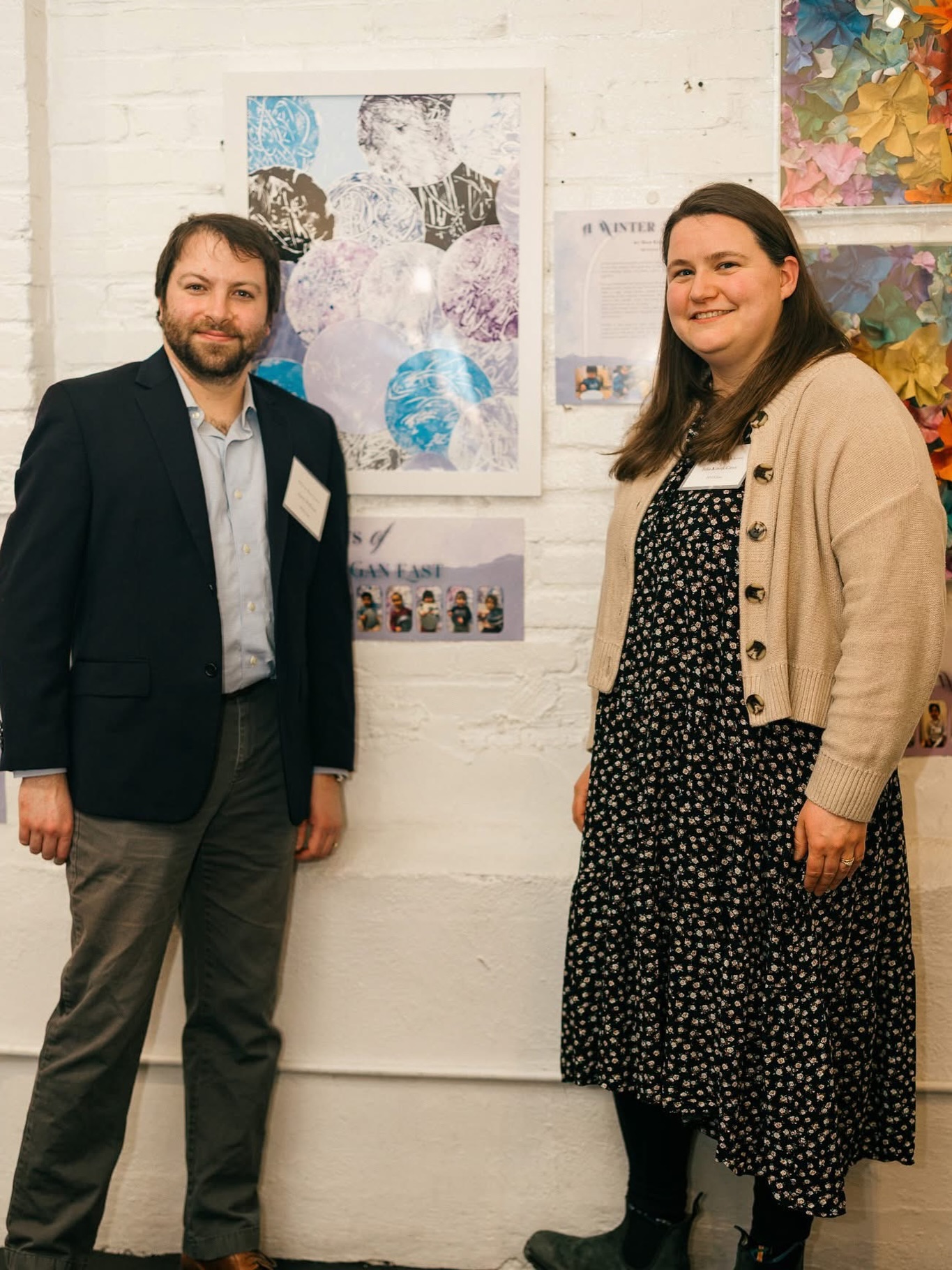 Congratulations to the Hoffman Family ❤️#POTAArtAuction
Gan East: A Winter Sunset
In Gan East, we created a collective art piece that showcases each of our tiny artists! Our goal was to learn about nature, explore with everyday items, and have a great time creating something together.
For our technique, we repurposed cake pans as our canvases and applied acrylic paint on top. The class then spread the paint from edge to edge using hands, sponges, and paint brushes, fully engaging in the sensory experience. We also added some found objects, like bubble wrap and other packaging, to make the exploration even more exciting.
Next, each friend used a cotton swab to scrape away a design. They scribbled, dotted, or “booped” to reveal a blizzard-like image full of texture.
Finally, it was time to make prints of our designs. Everyone helped press paper onto the painted pans, counting to three to make sure it was even. Then, the big reveal—our beautiful, winter textured creations came to life!