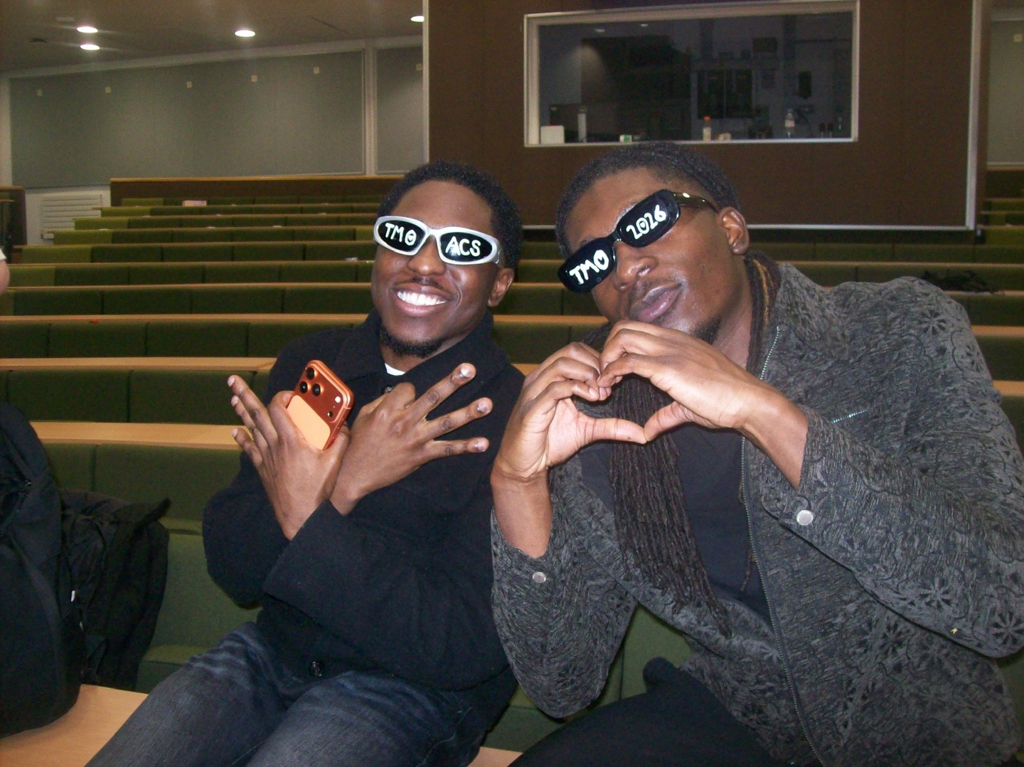 Thank you all for coming here are the digis📸
Comment down below if you see your face 💕
Do you recognise the cover ?👀
#TMO #UOL #ACS #digis #valentines