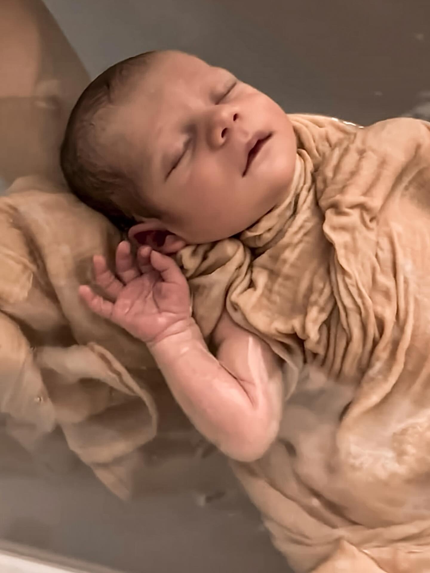 La magie du Thérapeutique Bain Bébé, un relâchement total…
Mathilde Gauthier, infirmière pédiatrique 🧸
Accompagnement périnatal
📍À votre domicile, Haute-Savoie
www.monpremierbattement.com
————————————————————————————
#therapeutiquebainbebe #baindesonia #emmaillotage #thalassobainbebe #TBB #nouveaune #naissance #soniakrief #ecoledubiennaitre #bainbebe #thalassobain #hautesavoie #annemasse #naissance #maman #baby #bain #accouchement #postnatal #bienetre
#cadeaudenaissance #accompagnementperinatal #pediatrie #domicile