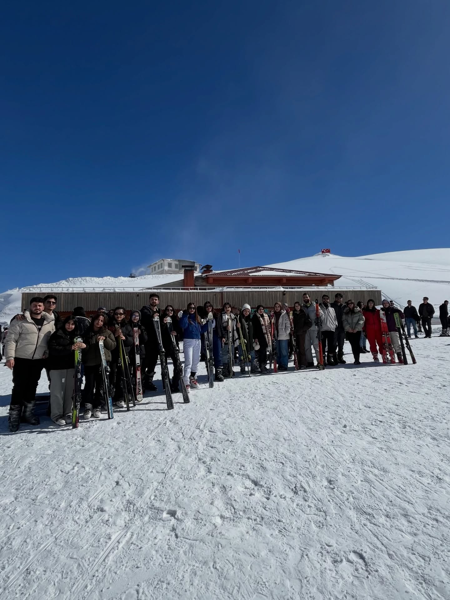 🏔️⛷️ 15 ŞUBAT GÜNÜ GERÇEKLEŞTİRDİĞİMİZ 80 KİŞİLİK HAKKARİ MERGABÜTAN KAYAK TURUMUZ⛷️🏔️
Katılım sağlayan tüm misafirlerimize teşekkür ederiz 🌸
Yeni anılarda, yeni turlarda yeniden görüşmek dileğiyle…
Sizleri de güncel tur programlarımıza bekliyoruz 🥳💐
🗓️ Gelecek tur tarihlerimiz
Her hafta Cumartesi – Pazar – Salı
⚠️ÖNEMLİ NOT
🧣Değerli misafirlerimizin hava koşullarına uygun şekilde giyinmeleri tavsiye edilir
☎️Detaylı Bilgi & Rezervasyon
📞0533 526 65 73 | 0505 110 41 65
📲 @sirpturizm
🌐 www.sirpturizm.com