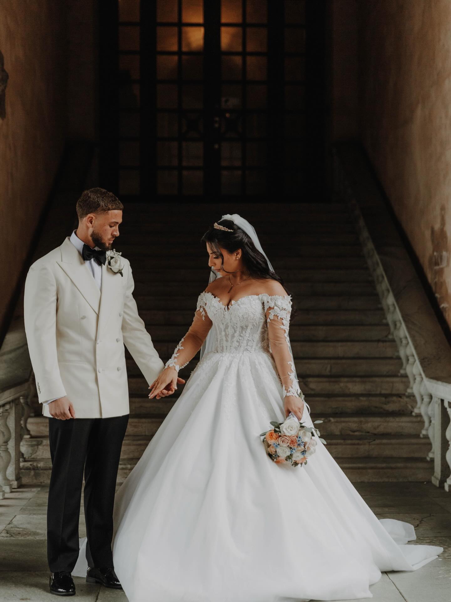 Ännu ett vackert bröllop i Stockholms stadshus. Vi har återigen haft äran att fotografera ett fantastiskt brudpar och deras nära och kära.
@colosseum_wedding_house_
@zaffetalmousikarr
@kbstudiomedia
#bröllop #bröllopsfotografering #bröllopstockholm #bröllopgöteborg #bröllop2026