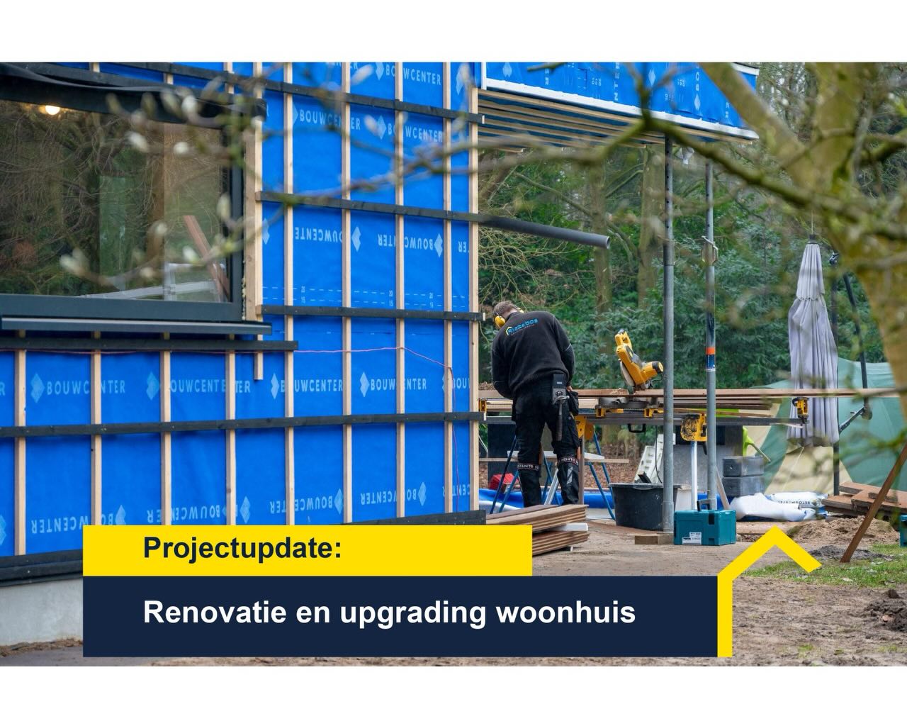 Er wordt hard gewerkt aan de Rosengaardeweg, binnen word er volop geschilderd , buiten zijn Rob, Leroy en Luuk druk bezig met de eindafwerking van de gevels👌🔨