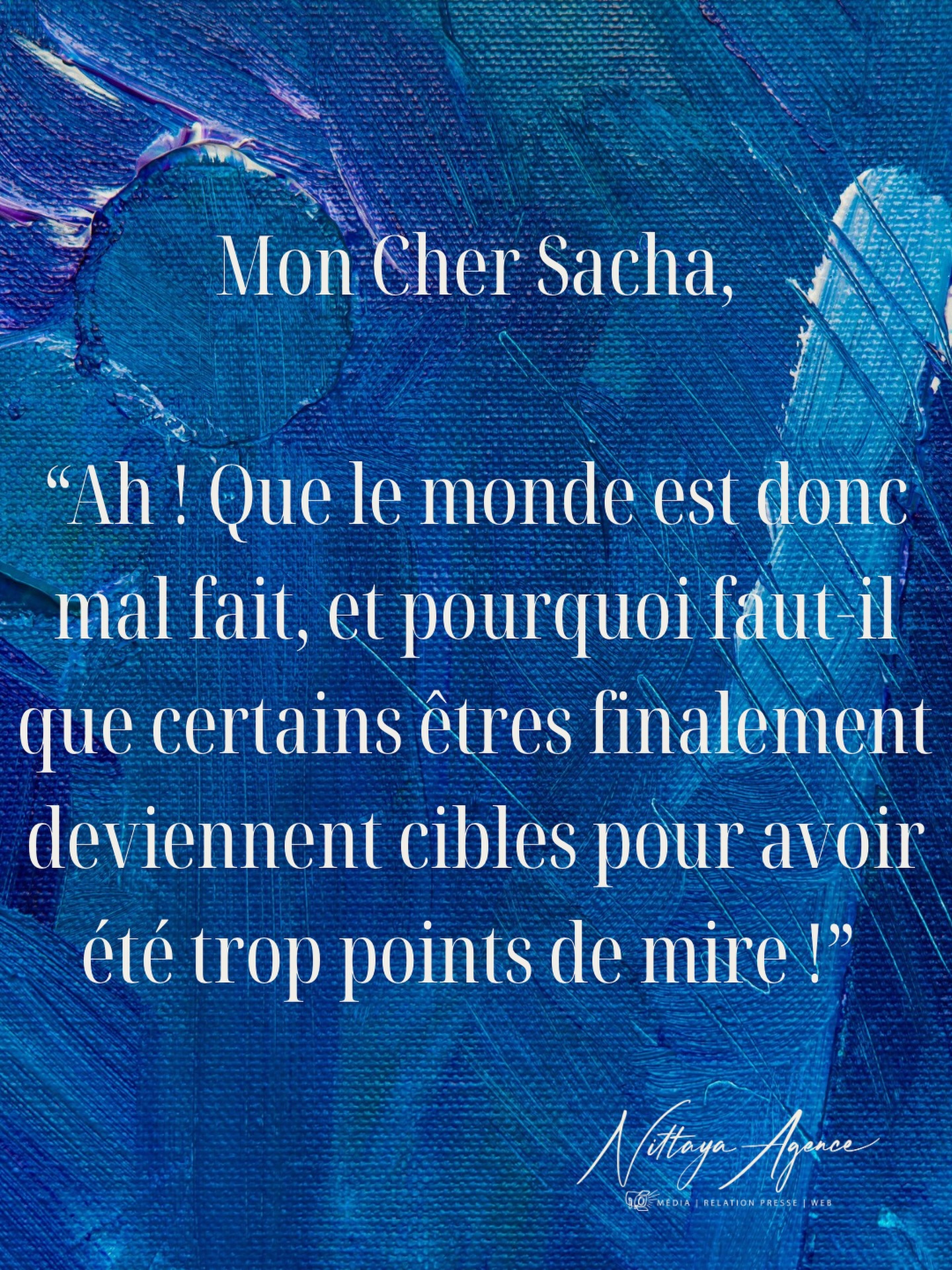 « Mon cher Sacha… »
Il y a ceux qui brillent.
Et puis il y a ceux que ça éblouit.
Le monde n’est pas “mal fait”.
Il est simplement rempli d’egos mal réglés, sans variateur d’intensité.
Tu prends la parole.
Tu réussis.
Tu assumes.
Et soudain… te voilà “trop”.
Trop visible.
Trop libre.
Trop aligné.
Trop indépendant.
En réalité ?
Tu es juste un miroir.
Et certains n’aiment pas leur reflet.
Rappel stratégique du jour :
Ce n’est pas parce que tu deviens une cible que tu dois te rétrécir.
C’est peut-être juste la preuve que tu es enfin dans l’axe.
Reste un point de mire.
Les sniper de canapé se fatiguent plus vite que les bâtisseurs.
Nittaya, un point c’est tout. ✒️