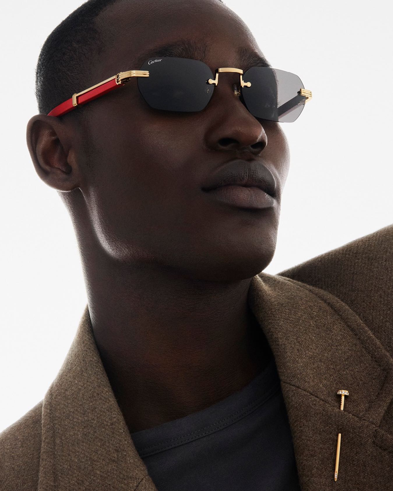 The Première de Cartier
selection updates iconic frames from the 80s, combining vintage inspiration
and fresh creativity.