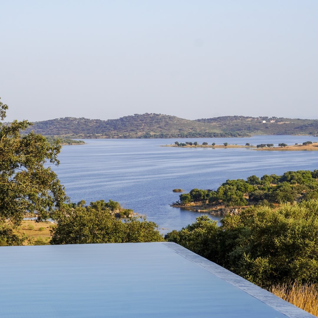 Em 2026, venha celebrar a natureza, a tranquilidade, a intimidade e o romance com vistas infinitas sobre as pacíficas planícies alentejanas e o Lago Alqueva, no conforto de um espaço que o recebe como um amigo que regressa.
Para quem gosta de planear com antecedência, criámos uma oferta especialmente para si: 25% de desconto em reservas com 85 dias, ou mais, de antecedência.
In 2026, come celebrate nature, calm, intimacy, and romance with endless views over the peaceful Alentejo plains and Lake Alqueva, in the comfort of a space that welcomes you like a returning friend.
For those who like to plan ahead we have created an offer just for you: 25% discount on reservations made 85 days or more in advance.
Mais informação |More Information: info@montimerso.pt
#spring #summer #fall #EarlyBirds #alentejo #alqueva #monsaraz #montimerso #montimersoskyscapecountryhouse