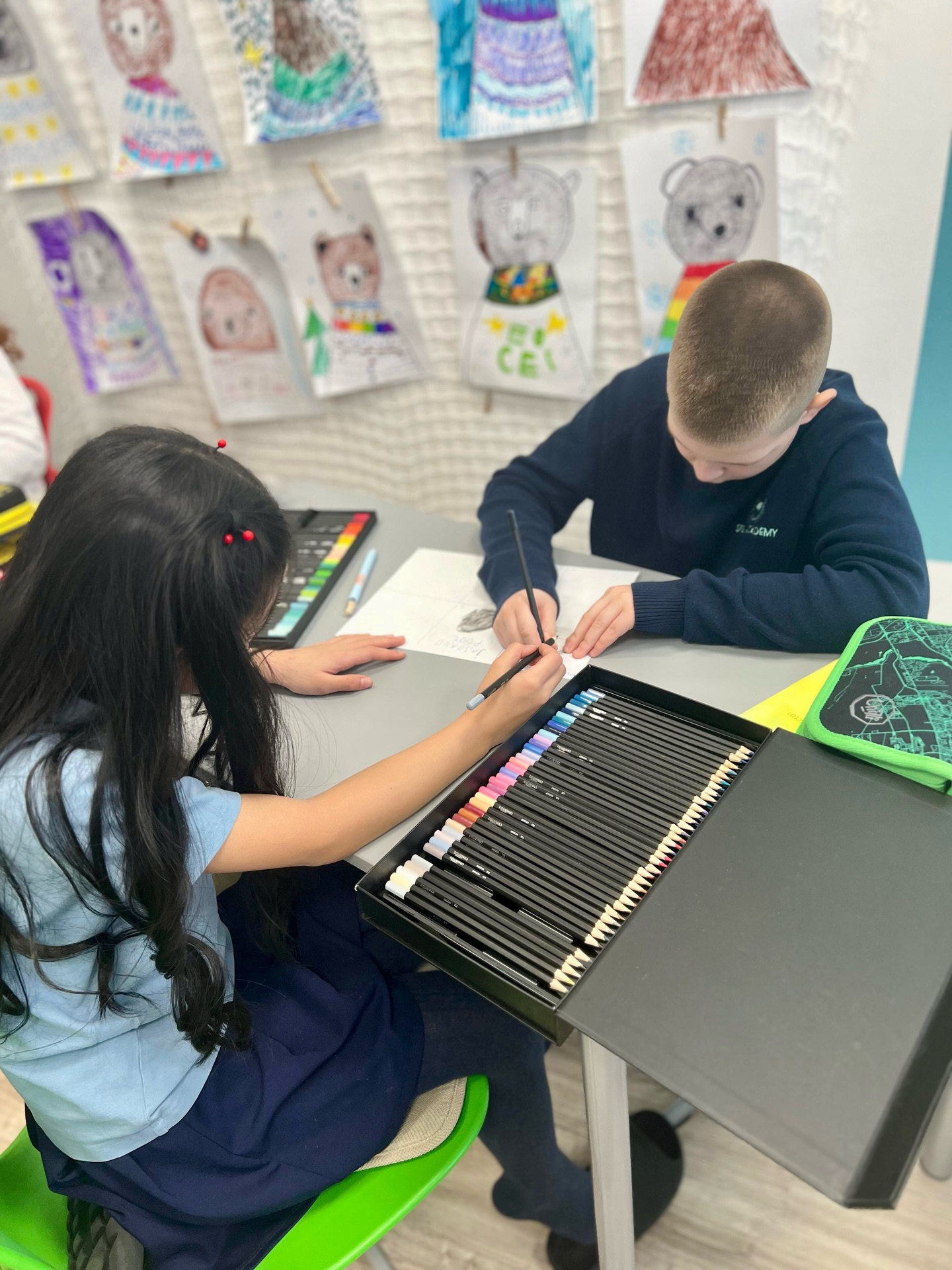 Dnešný deň v SPEAK ACADEMY bol plný farieb, smiechu a najmä tvorivosti.
Tvorivosť pomáha deťom premýšľať inak, hľadať riešenia a nebáť sa vyjadriť svoj názor – a presne to u nás každý deň podporujeme.
Na Prvouke druháci vytvorili komiks o tom, ako vzniká pôda 🌱 Učenie sa zmenilo na príbeh plný fantázie.
Na Výtvarnej sme žili tým, čím momentálne žije celý svet – atmosférou olympijských hier 🏅 Trieda bola plná športového ducha, farieb a radosti z tvorby.
Keď deti dostanú priestor, ich fantázia nemá hranice. A ich radosť z učenia je pre nás tou najväčšou odmenou. ❤️
#SpeakAcademy #Tvorivosť #Deti #Vzdelávanie #UčímeInak