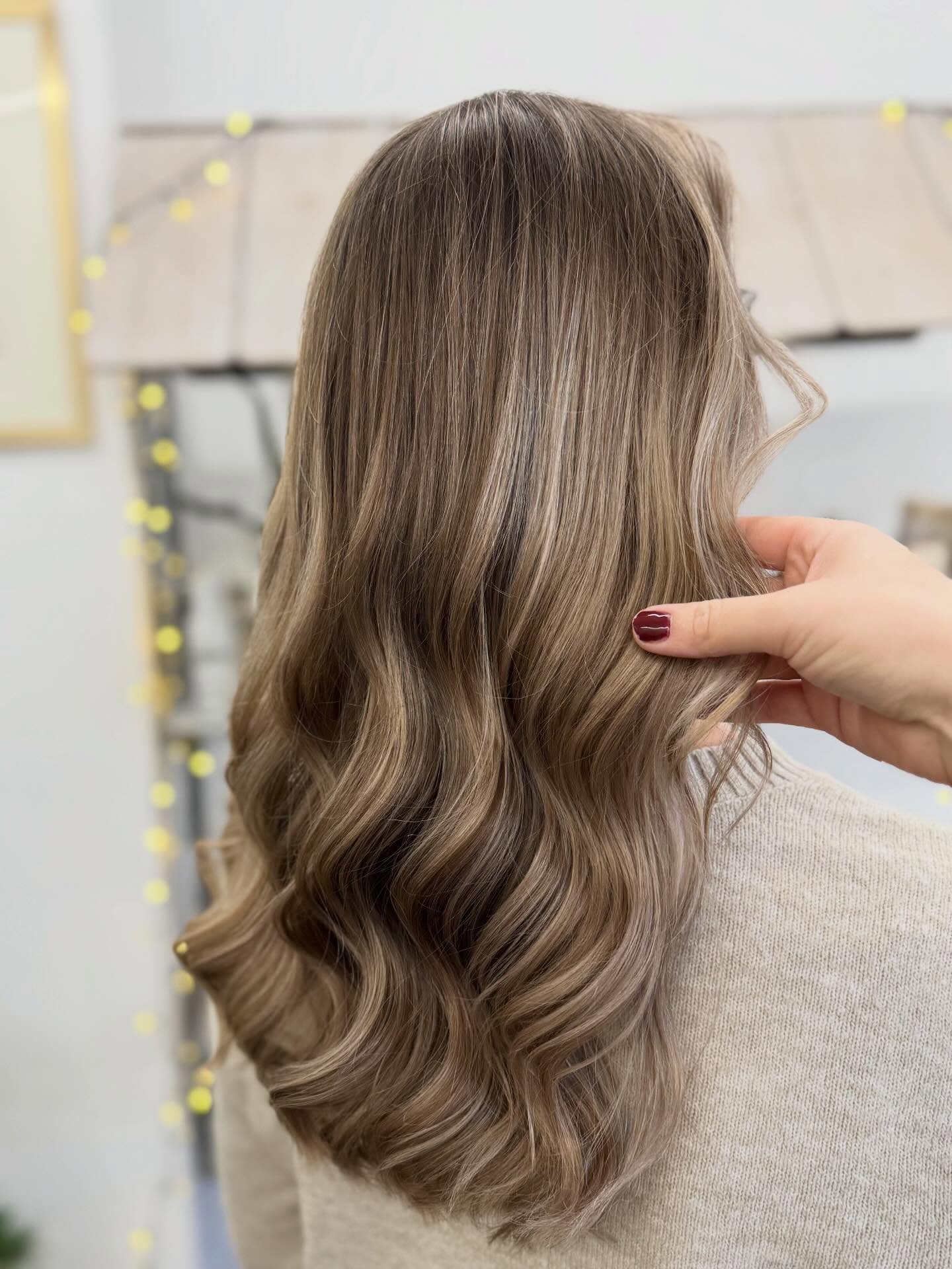 𝘯𝘢𝘵𝘶𝘳𝘢𝘭 𝘣𝘭𝘰𝘯𝘥𝘦 𝘣𝘢𝘭𝘢𝘺𝘢𝘨𝘦 | Blonde Balayage in cool sandy tones 🤎🩶🤍
• by @antoniastyling
#brightblonde #blondehair #hairtransformation #vanillablonde #vanillablondehighlights blondebalayage blondehighlights balayage blonde blondebalayage naturalbalayage faceframing faceframe faceframinghighlights highlights hair