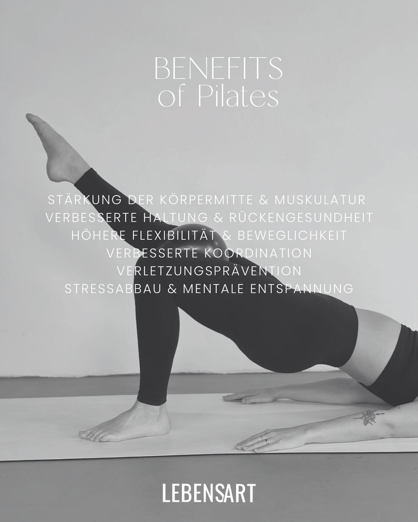Pilates ist mehr als nur ein Workout.
Es ist ein ganzheitliches Training für Körper und Geist. Durch die gezielte Kräftigung der Tiefenmuskulatur stärkst du deine Körpermitte, verbesserst deine Haltung und schützt deine Wirbelsäule. Gleichzeitig fördert Pilates deine Beweglichkeit, formt und strafft deine Muskulatur und schult deine Körperwahrnehmung. Die bewusste Atmung und die kontrollierten, fließenden Bewegungen helfen dir außerdem, Stress abzubauen und dich wieder mehr mit deinem Körper zu verbinden. ✨