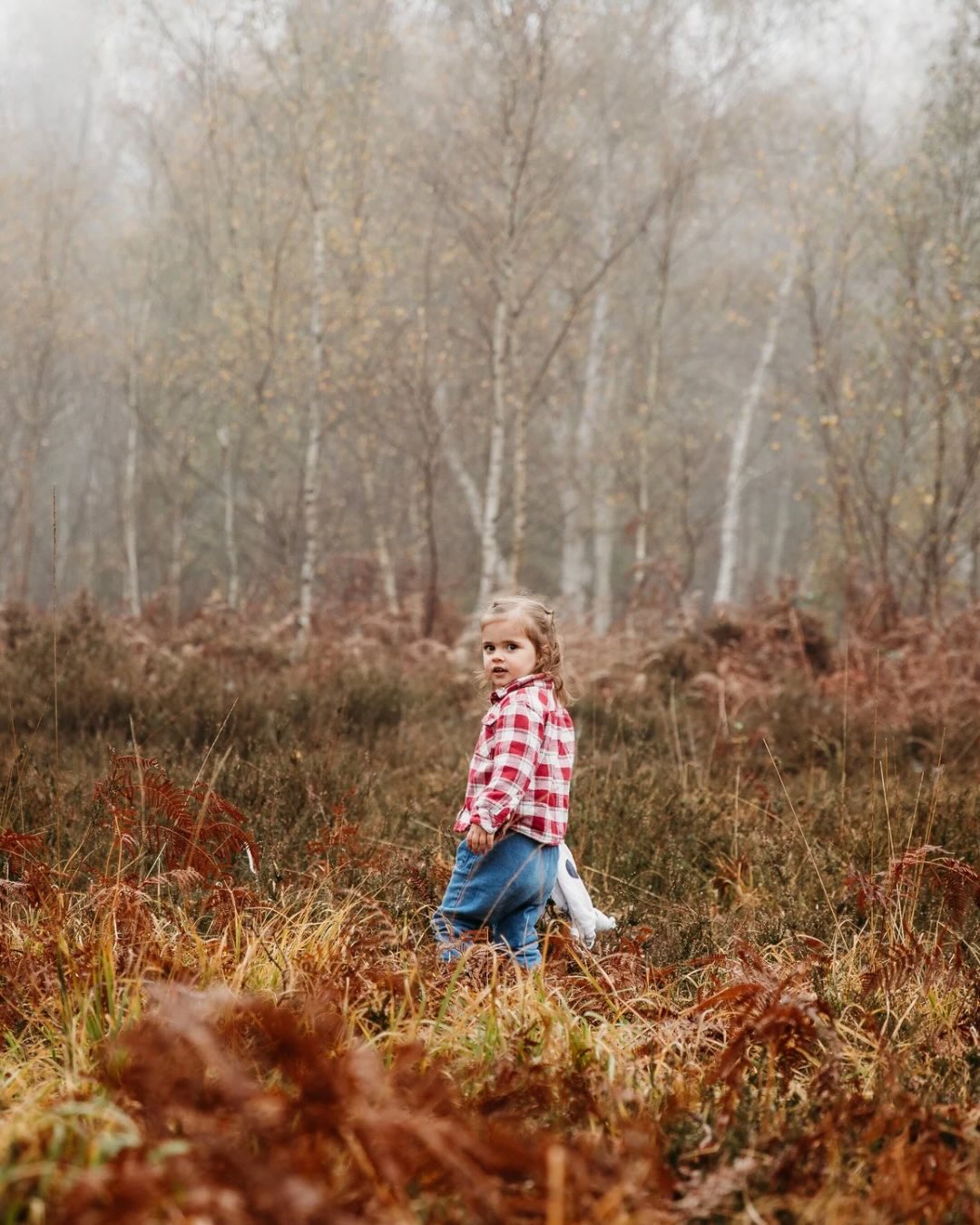 Je prends le brouillard plutot que le soleil, sans aucune hésitation 😍
Ce jour-là, il faisait froid, et la brume était bien là.
Et honnêtement, je l’adore.
Elle n’a rien gâché à la séance, au contraire. Elle a apporté une ambiance douce et authentique à ce moment en famille.
Pas de décor parfait, pas de soleil éclatant.
Juste une famille, et des images sincères ❤️
#photographefamille #séancephoto #famille attente instantsdevie #photographerouen