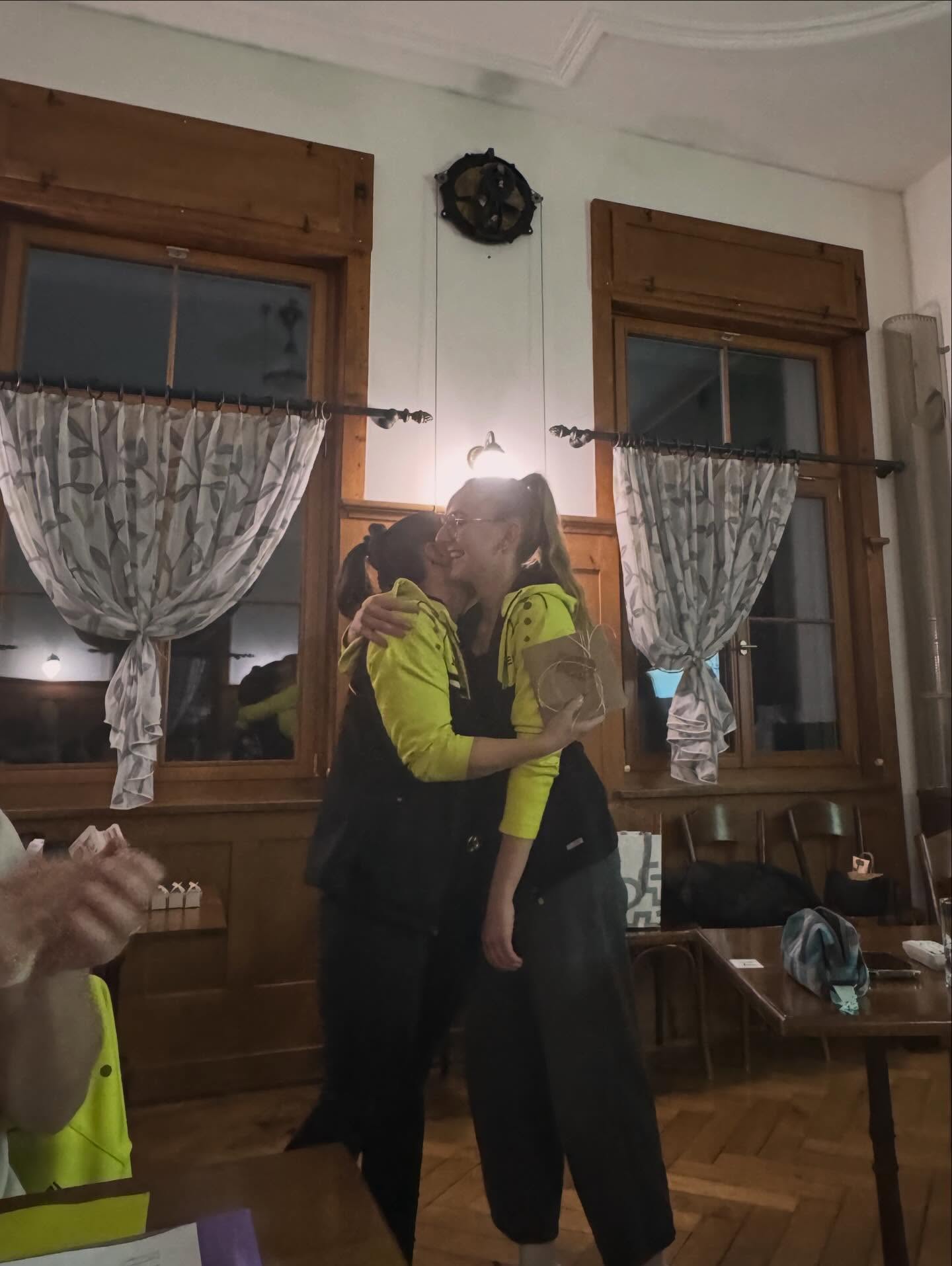 Unsere diesjährige Vereinsversammlung liegt bereits wieder hinter uns – ein gelungener Abend mit spannenden Informationen, guten Gesprächen und schönen Momenten. ✨Gemeinsam haben wir auf das vergangene Vereinsjahr zurückgeblickt und einen Ausblick auf die kommenden Highlights erhalten, darunter die Turnunterhaltung und das Turnfest.🥳😍
Natürlich durften auch Ehrungen nicht fehlen: Ein besonders grosser Dank ging an Vivian Keller, die nach vielen Jahren als J+S-Coach und engagierter Vorstandstätigkeit aus dem Vorstand zurücktritt. 🙏🏼Ebenfalls geehrt wurden die fleissigsten TurnerInnen sowie Nicolas Fleischmann und Sandra Rüedi, die nach 15 Jahren im Turnverein zu Freimitgliedern ernannt wurden.💪🏻
Wir freuen uns auf das neue Vereinsjahr mit vielen sportlichen Erlebnissen und gemeinsamen Anlässen.💛🖤
Die Versammlung durften wir einmal mehr in der Linde Sommeri durchführen, wo wir bestens verköstigt wurden. Vielen Dank für die Gastfreundschaft!🙏🏼🍻
#vv#allejahrewieder#diskussion#zukunft#stvsommeri