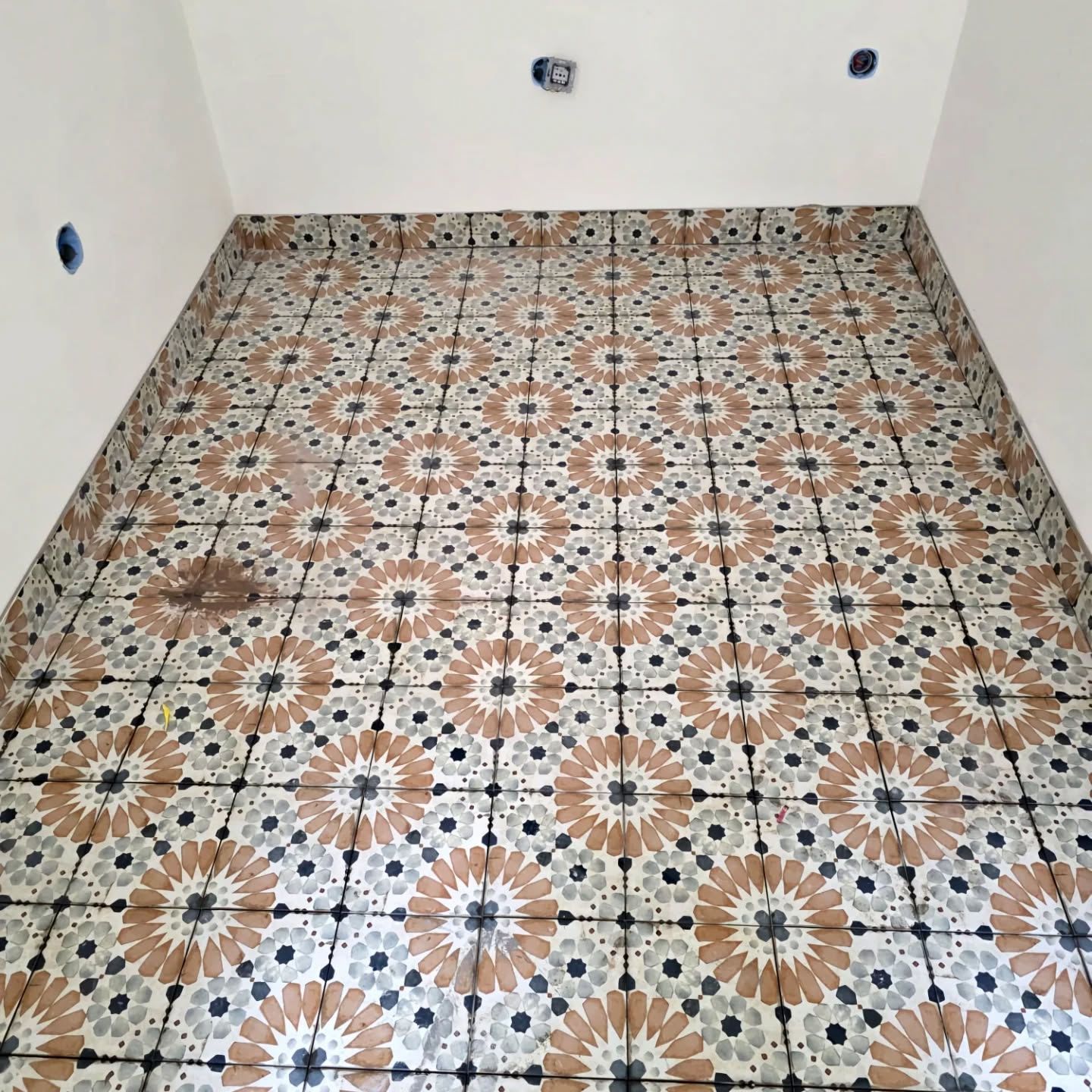 La cuisine prend du caractère grâce au carrelage à motifs.
Un travail précis pour respecter la continuité du dessin et obtenir un rendu esthétique haut de gamme.
Finition professionnelle et durabilité garantie.
#renovationcuisine #carrelage #carreleur #renovationinterieure #travauxencours artisanbatiment renovationmaison cuisinedesign carrelagedecoratif btrenovation
