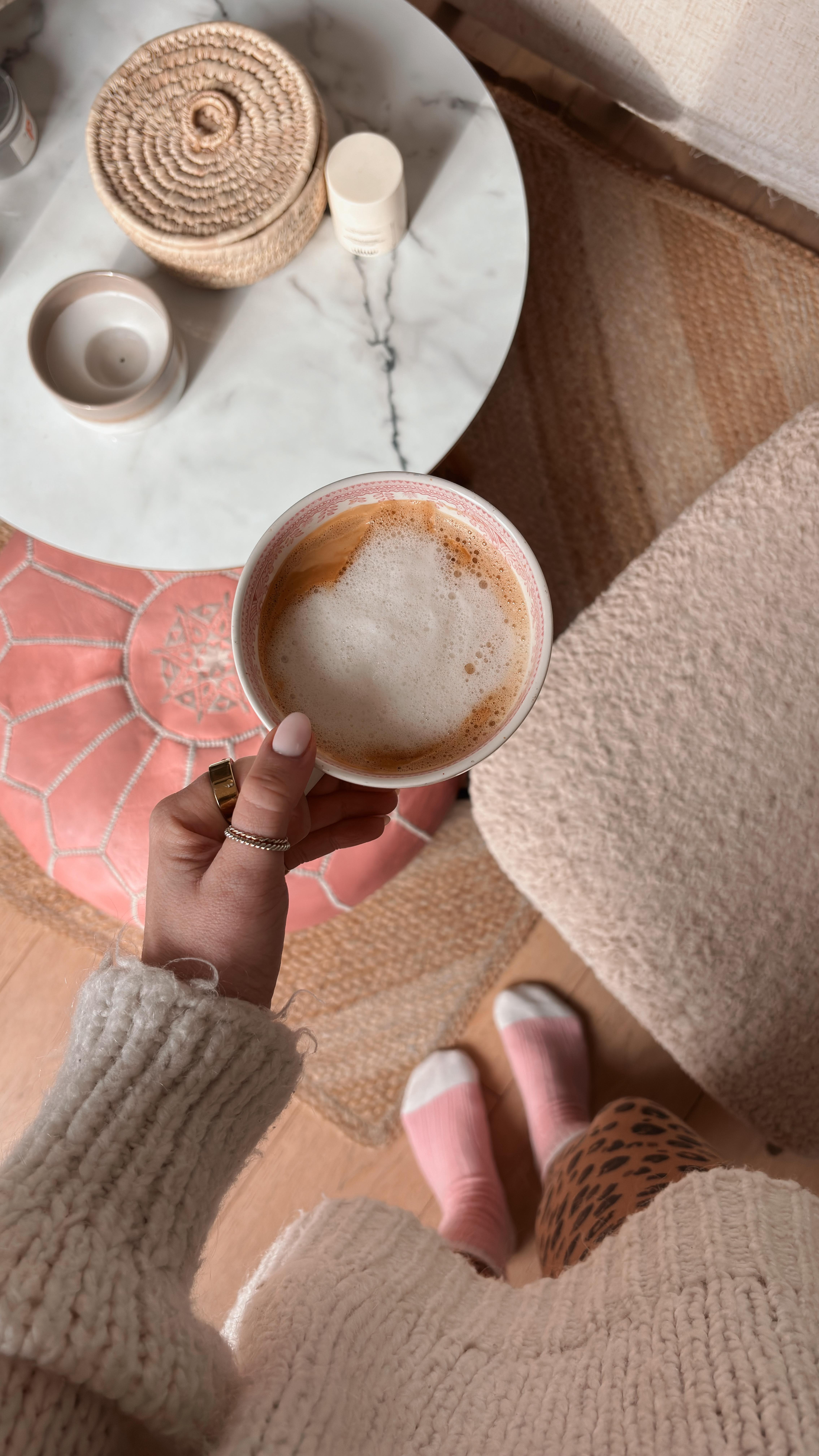 Pour rappel ✨💕
1- Au niveau de la gorge : le toi à toi
2- Au niveau du plexus : le toi aux autres
3- Au niveau du bassin : le toi au monde
.
Quand tu as ces trois niveaux d’intégration et que ces trois zones du corps sont alignées alors tu peux prendre pleinement ta place 🌸
.
.
P.S : en parlant de journaling, si tu as envie d’un vrai compagnon quotidien et pas d’un énième carnet qui va prendre la poussière, alors rendez-vous sur mon App et retrouve : mood tracker, journaling introspectif, méditations actives & passives.
.
Rendez-vous dans ma bio pour la télécharger.