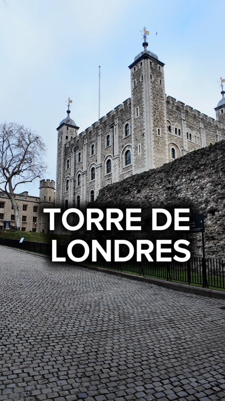 A história da Torre de Londres começa com Guilherme, o Conquistador, que após vencer a Batalha de Hastings em 1066 mandou construir a fortaleza para proteger e afirmar o poder normando sobre a Inglaterra.
O que começou como uma torre defensiva virou, ao longo dos séculos, palácio real, prisão e palco de alguns dos episódios mais marcantes da história britânica.
No nosso vídeo você encontra o tour completo da Torre de Londres umas das atrações turísticas mais visitadas da Inglaterra e da Europa. Além de curiosidades e muitas histórias que fazem desse lugar um dos mais fascinantes de Londres.
🎥 CANAL: EmiLou Day by Day | Irmãs Viajantes