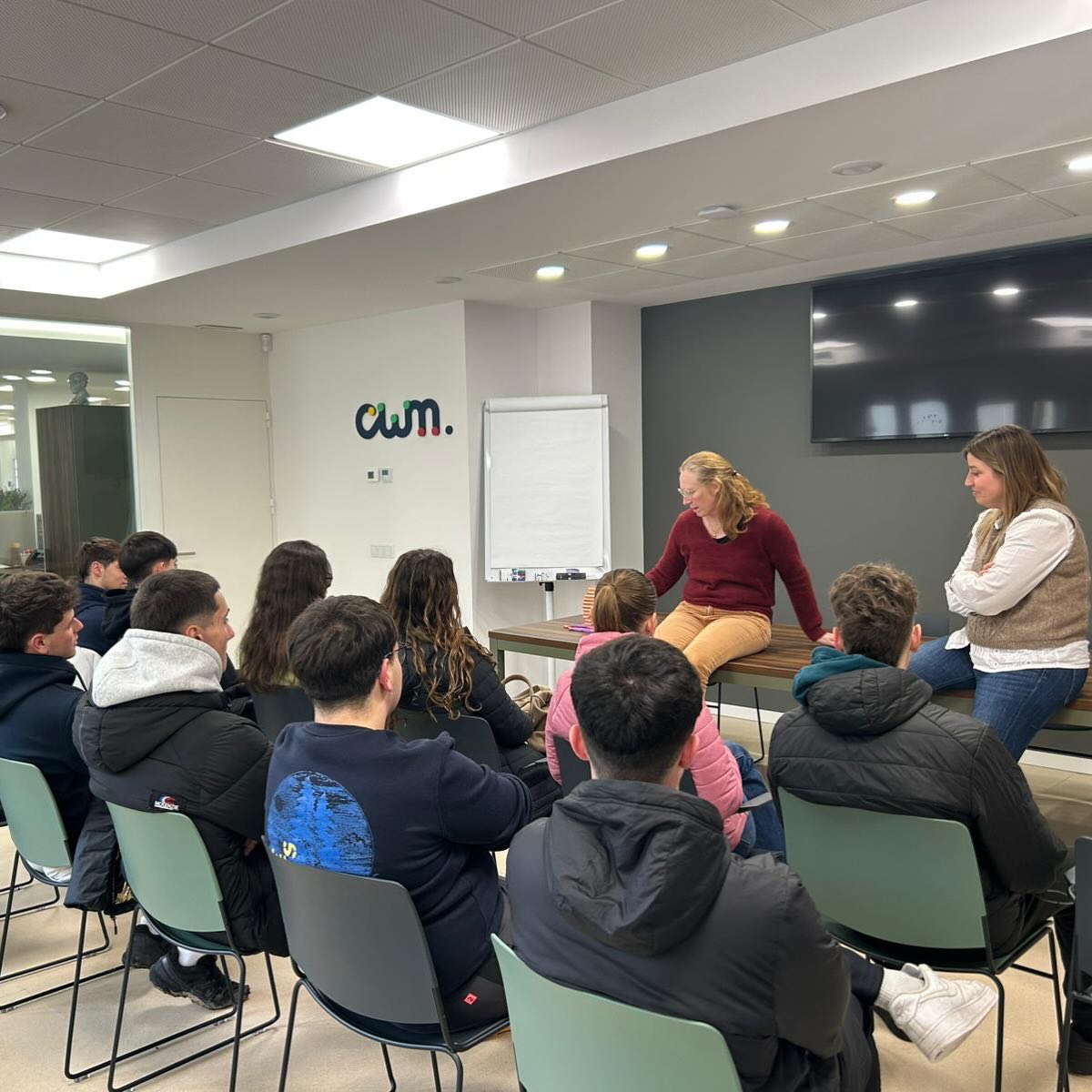 Hoy hemos tenido una visita muy especial: los alumnos del Instituto de Morella han venido a conocer nuestra oficina👨🏻🎓
Esta visita ha sido una oportunidad para mostrarles cómo se aplica la teoría que están viendo en el aula en la práctica.
⟶ Laura, asesora laboral, y Mari, asesora fiscal, les han explicado cómo es el día a día en estos departamentos de una asesoría, qué funciones llevan a cabo y cómo es la relación entre asesoría y empresas.
Nos encanta que surjan este tipo de iniciativas, puesto que nos recuerdan la importancia de formar y apoyar a la próxima generación de profesionales.
En Querol by Talenom creemos firmemente en acercar el mundo profesional a los futuros talentos y en compartir nuestra experiencia con quienes están empezando su camino🤝🏼
